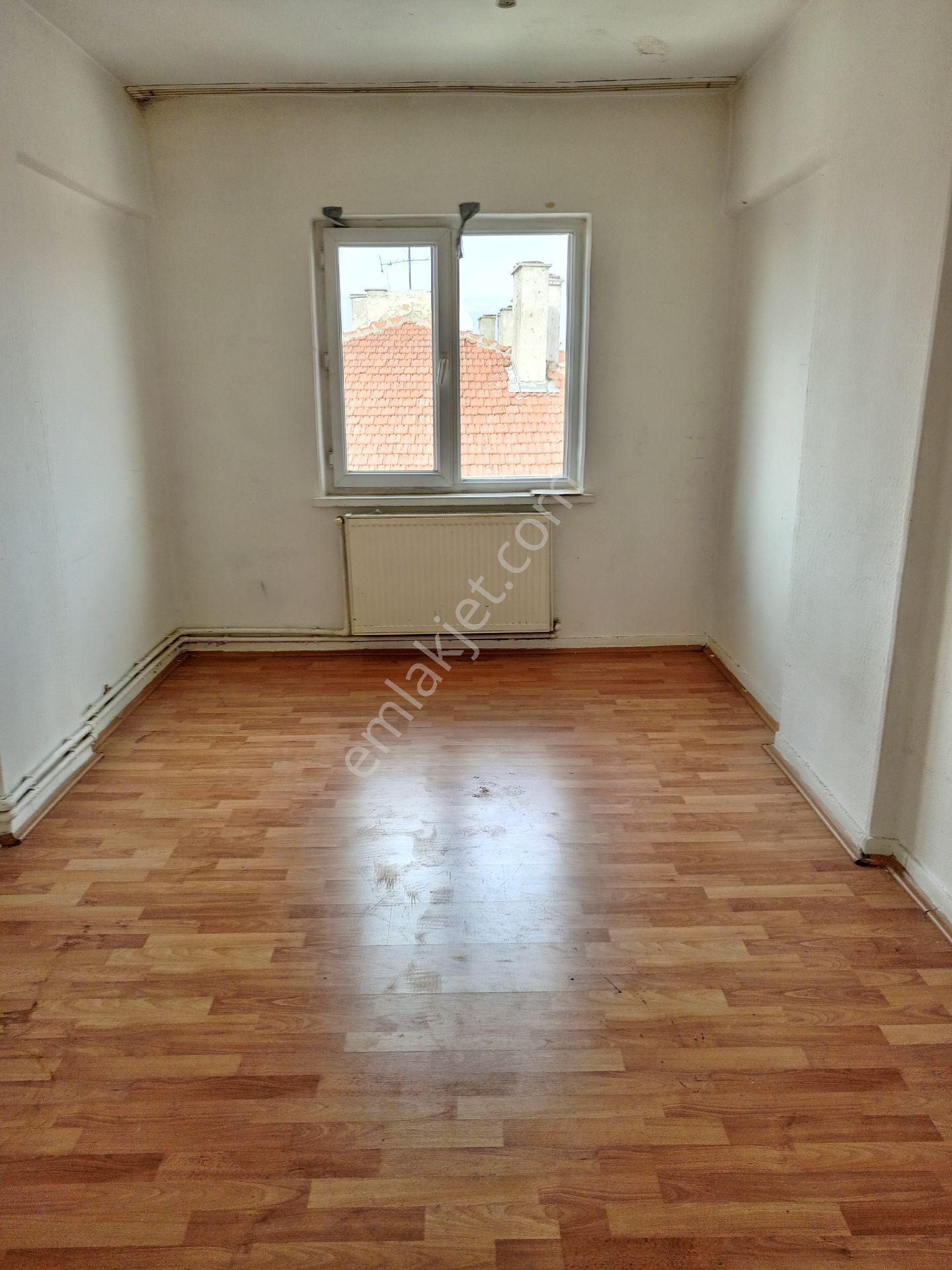 Maraşal Çakmak Mahallesinde Güney Cephe Katta Kiralık Daire - Görsel 13