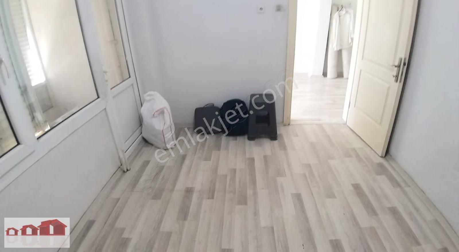 Menderes Caddesinde Kiralık İşyeri Veya Konut Olarak 3+1 Arakat - Görsel 16
