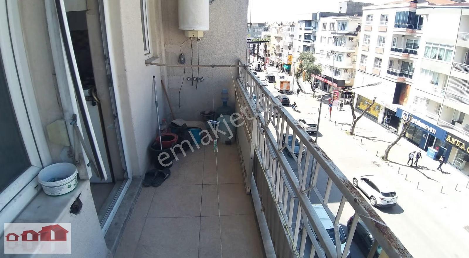 Menderes Caddesinde Kiralık İşyeri Veya Konut Olarak 3+1 Arakat - Görsel 24