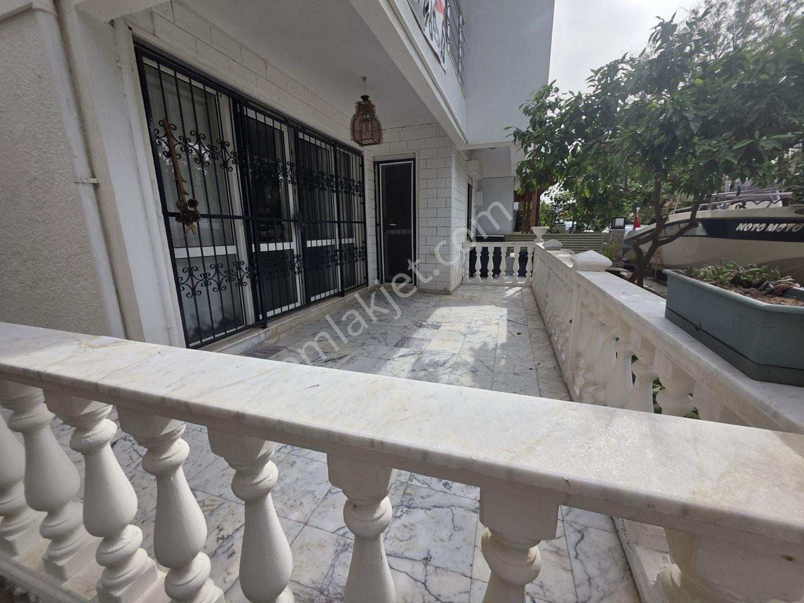 Doğanbey'de Mavi Bayraklı Denize Sıfır Tripleks 4+1 Villa - Görsel 32