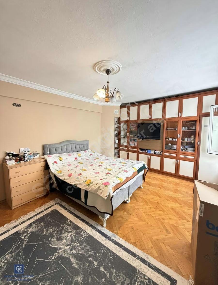 Buca Fırat Mahallesinde 4+1 Ara Kat 170m2 Bakımlı Daire - Görsel 4