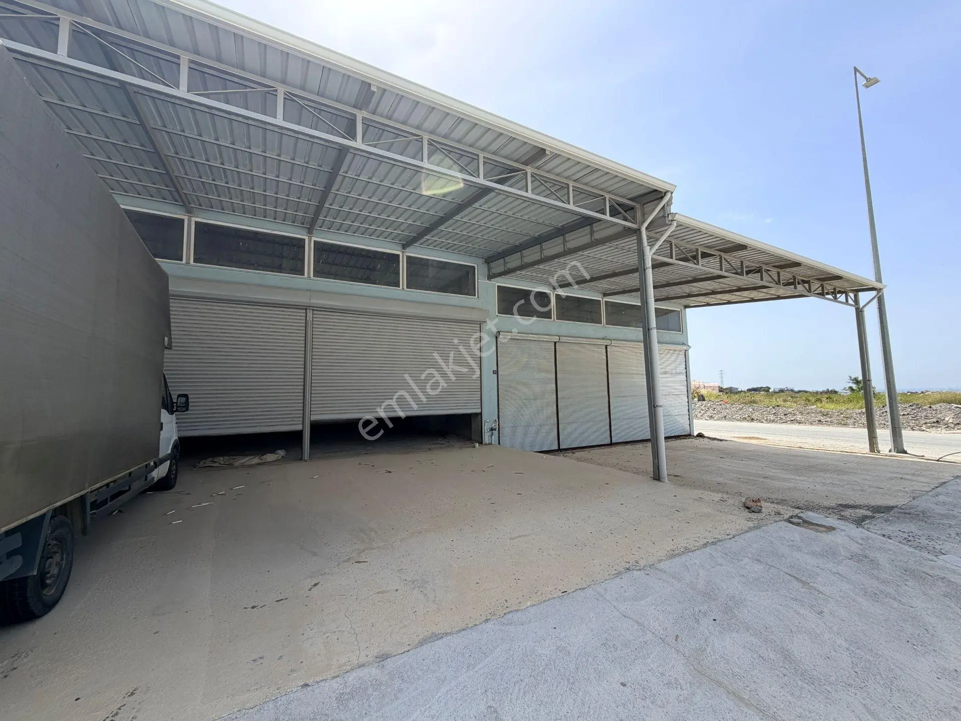 Emlakparktan Yeni Sanayide Önlü Arkalı 4 Adet Kiralık Köşe Dükkan