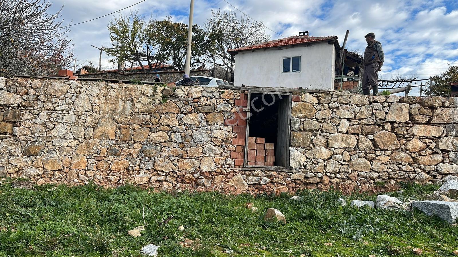İzmir Bergama Köy Merkezinde Satılık Müstakil Ev Ve Arası