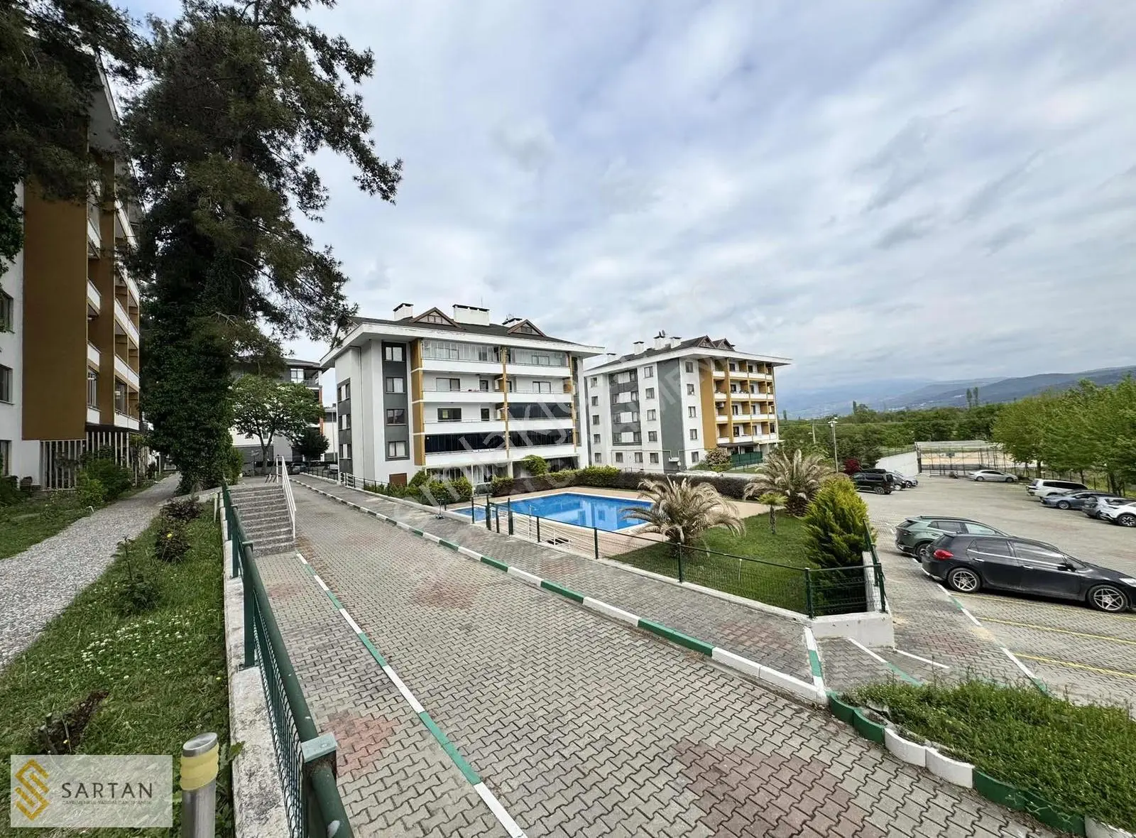 Kayapa Çamlık'ta Bulvara Cephe Site İçi 4+1 Geniş Daire