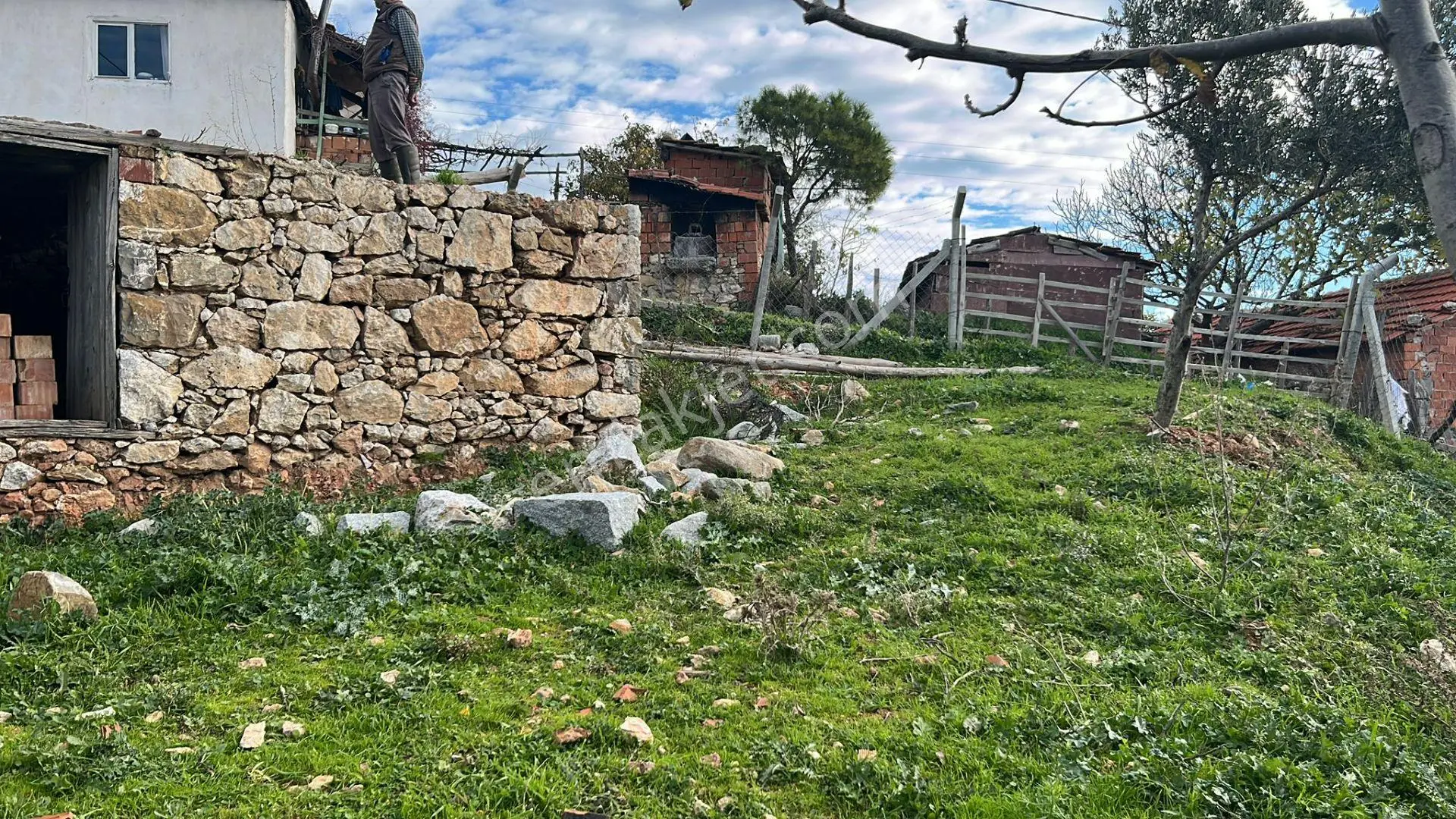 İzmir Bergama Köy Merkezinde Satılık Müstakil Ev Ve Arası - Görsel 3