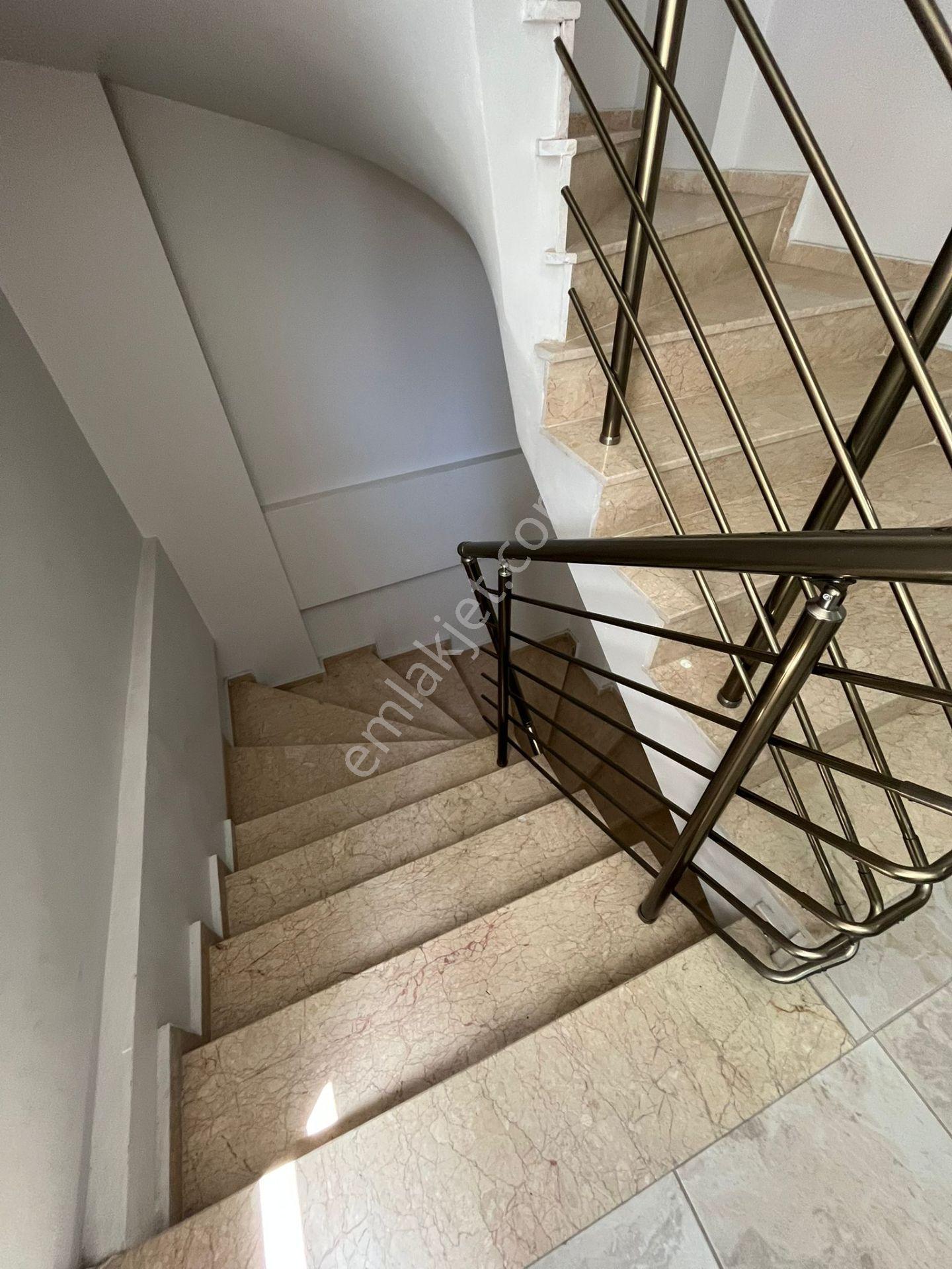 Kuşadası Merkezde Yeni Bina 2+1 Kiralık - Görsel 13