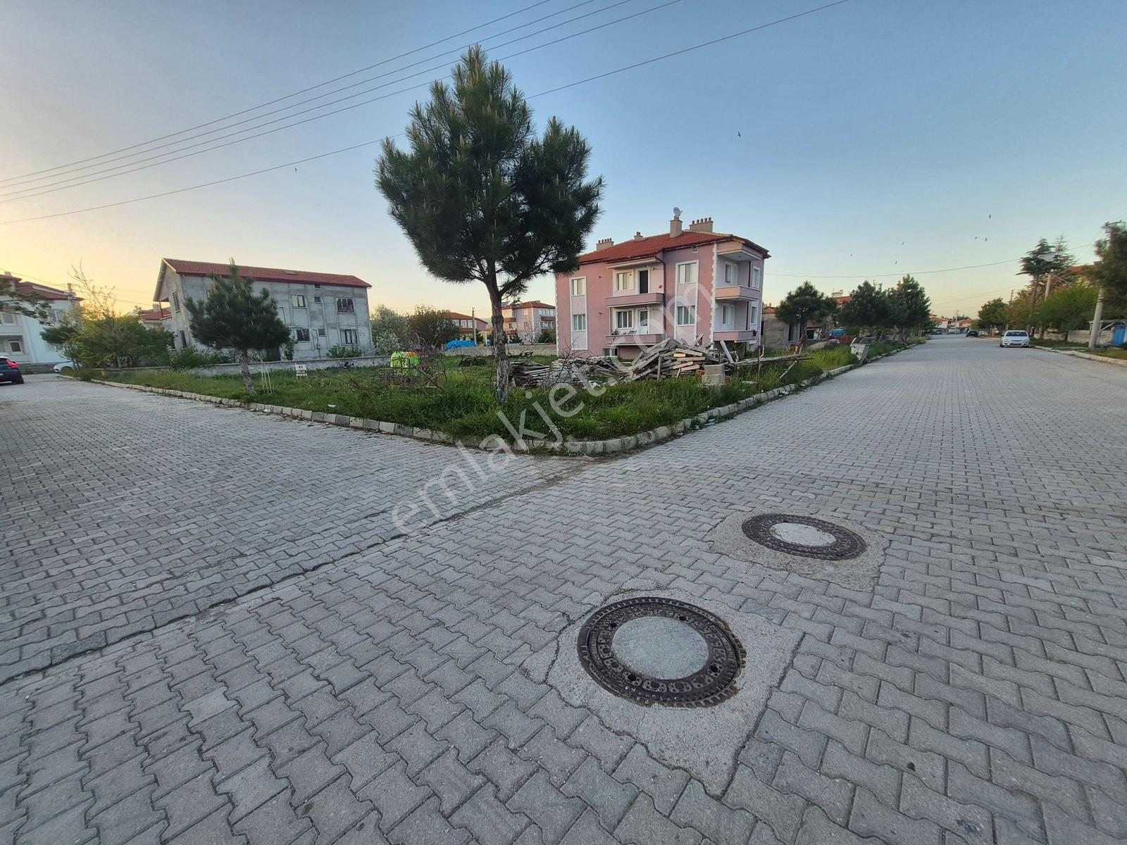 İlbey // Şuhut "istiklal" Mah.de Satılık 332 M² Arsa - Görsel 3