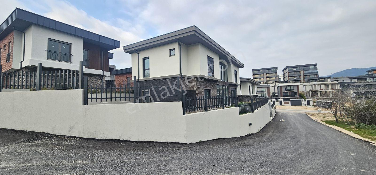 Gümüştepe'de Müstakil 5+1 Kiralık Villa - Görsel 40