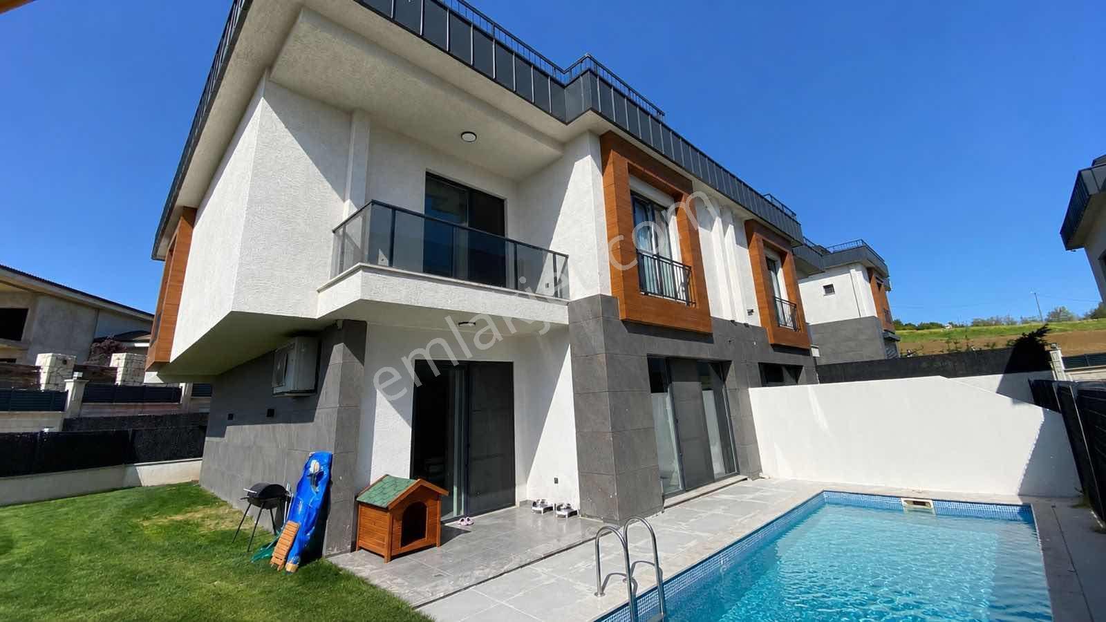 Güzelce De Gül İnşaat Kalitesiyle Deniz Manzaralı Havuzlu Villa