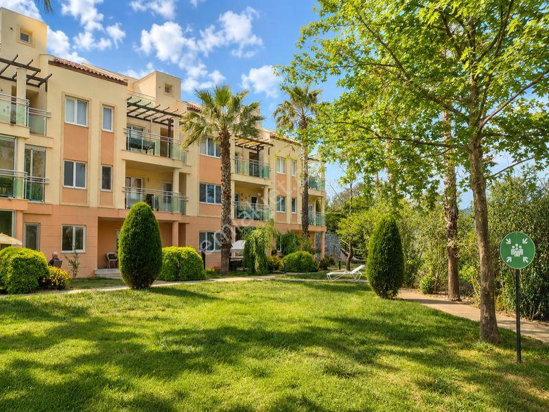 Kuşadası Golf'te Geniş Bahçe Katı Bakımlı 1+1