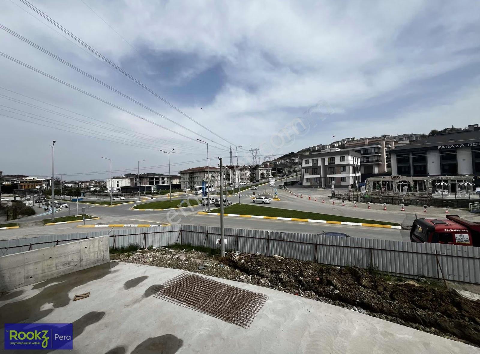 Serdivanda Eşsiz Lokasyonda Köşe Konumda Kiralık Dükkan - Görsel 3