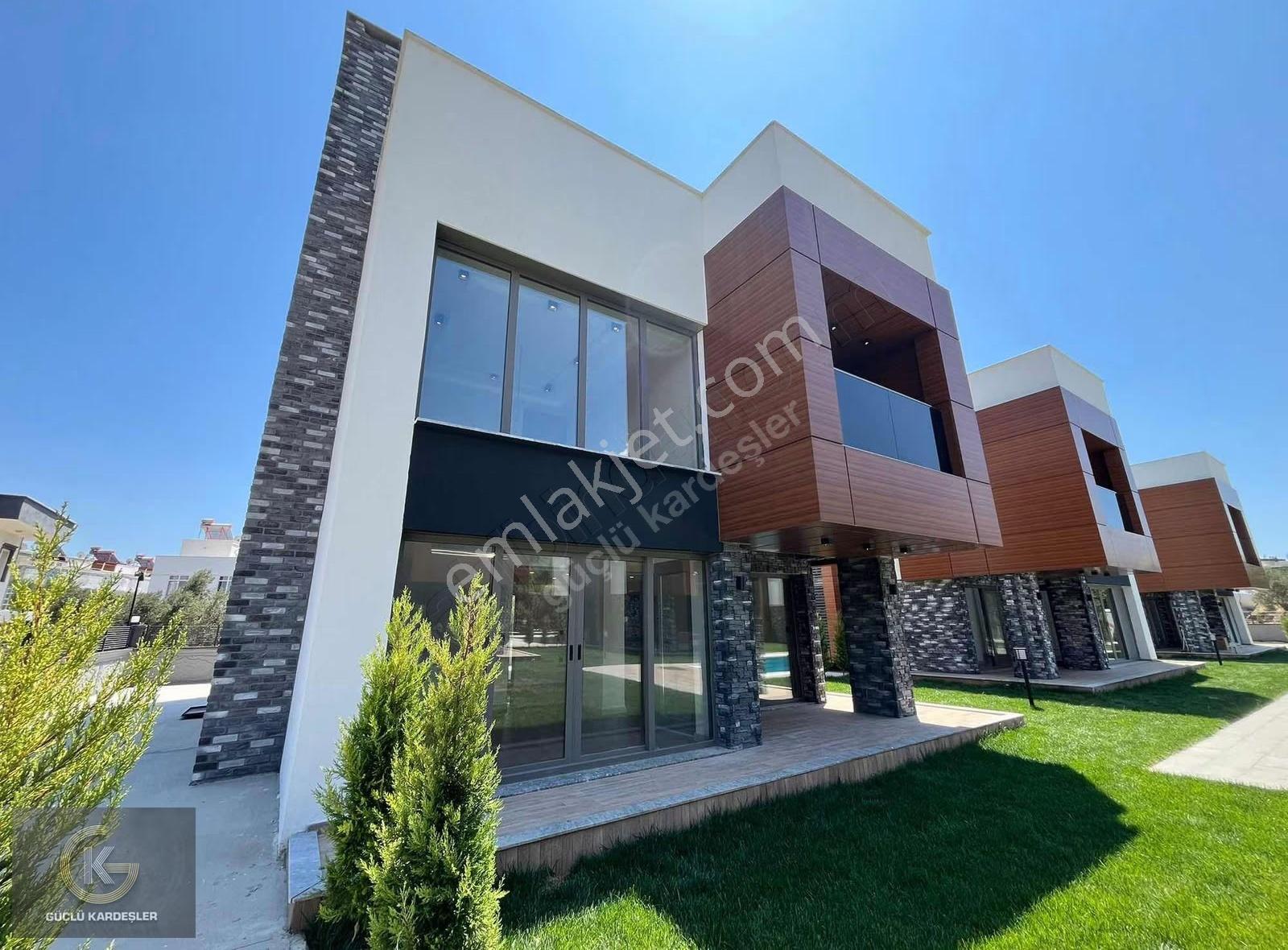 Güçlü Kardeşlerden Gürede Havuzlu Deniz Manzaralı Villa - Görsel 13