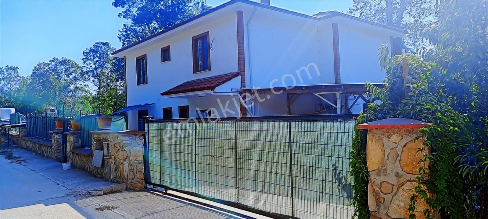Bölgede Enucuz 834 M2 Arsada İskanlı 5+1 200 M2 Willa Hemen Tşn
