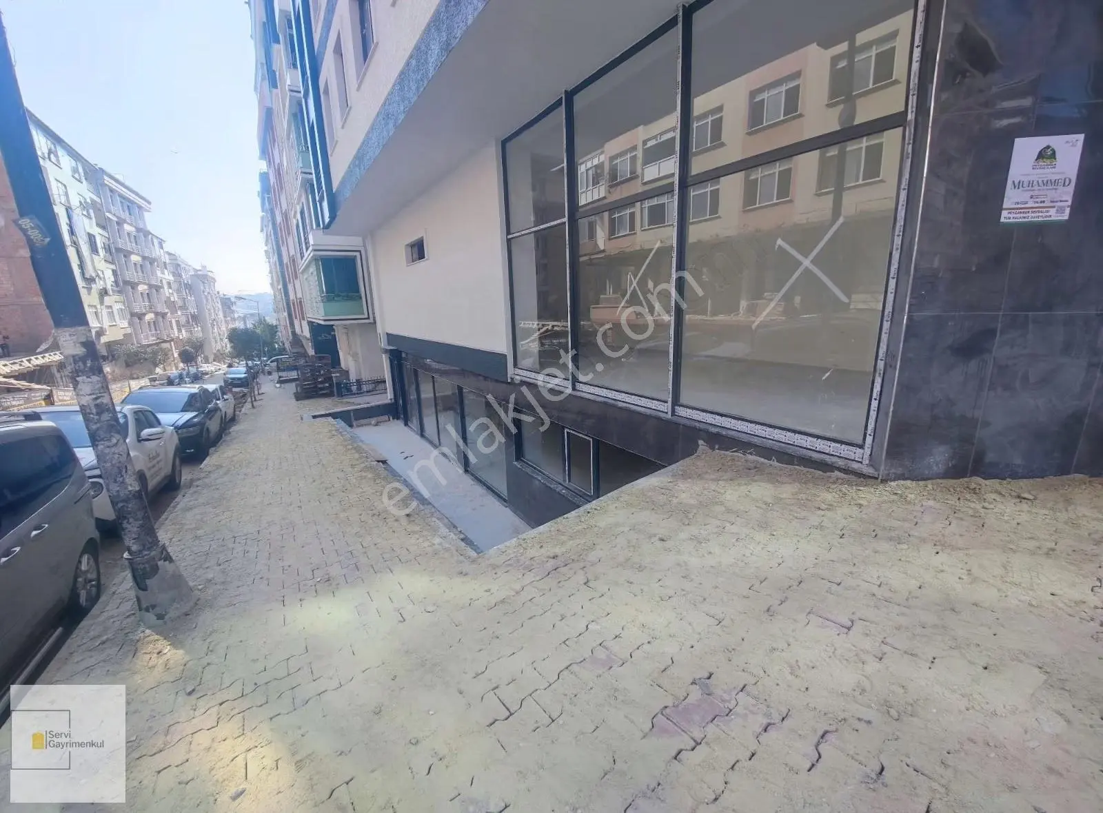 Şirinevler'de Mahmutbey Caddesi Ne 1.binada 150 M² Dükkan