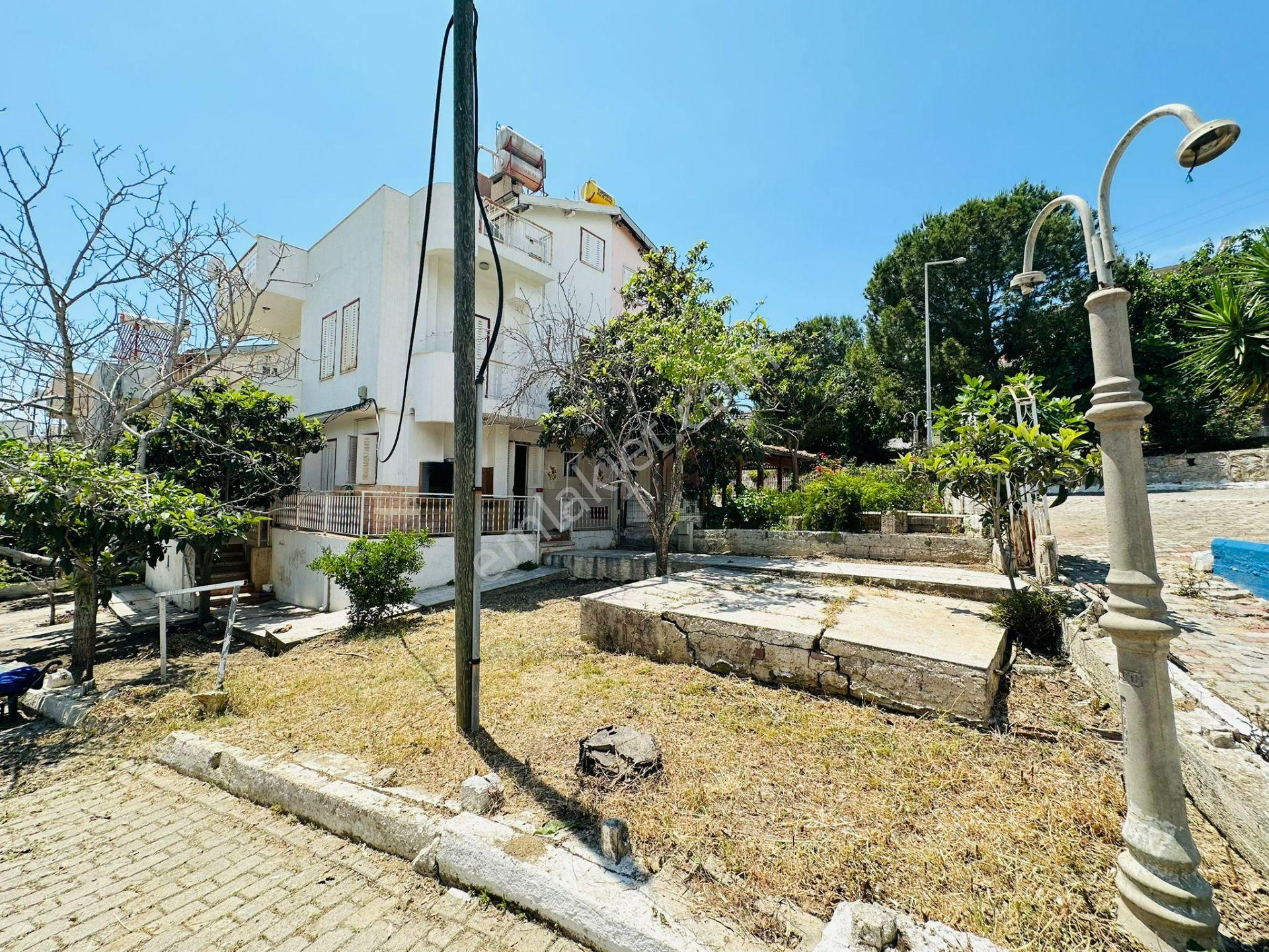 Kuşadası Kadınlar Denizi'nde 3+1 Köşe Konum Tripleks Villa