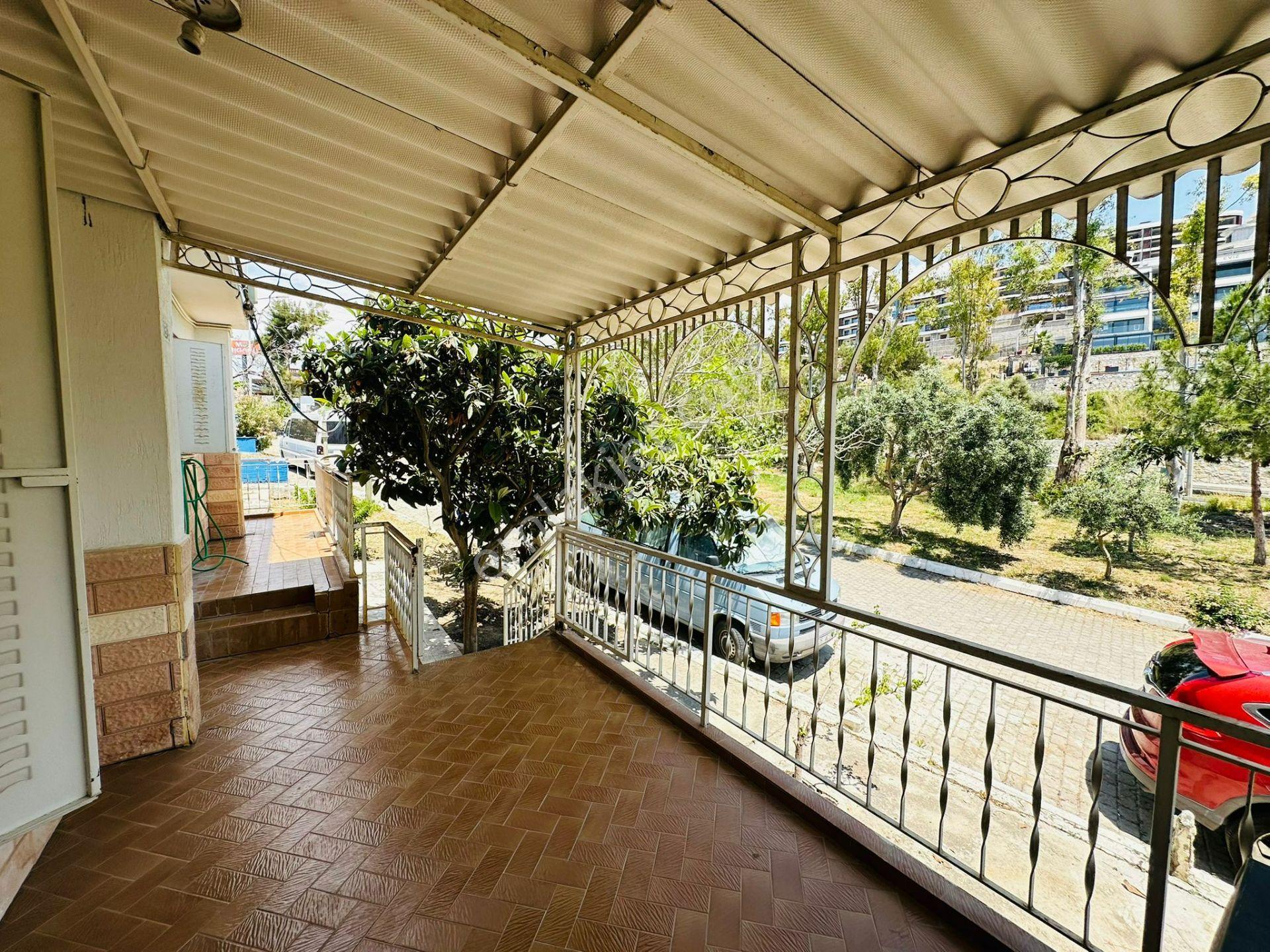 Kuşadası Kadınlar Denizi'nde 3+1 Köşe Konum Tripleks Villa - Görsel 11