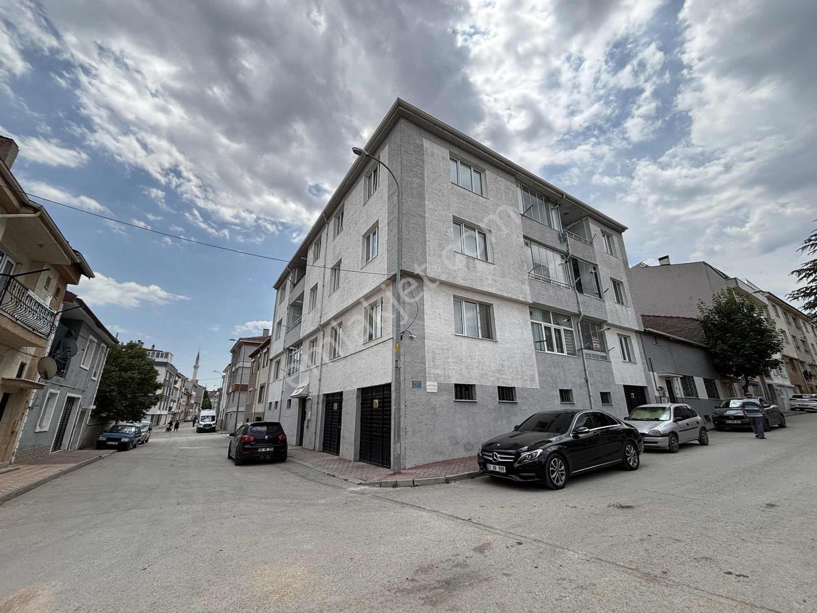 Eker'den Emek Tranvay Durağı Karşı Sokağında Kiralık 2+1