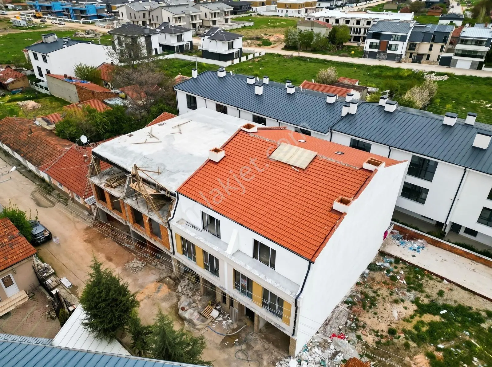 Zincirlikuyu Mah.aşağısöğütönü Sınırında Satılık 4+1 Villa