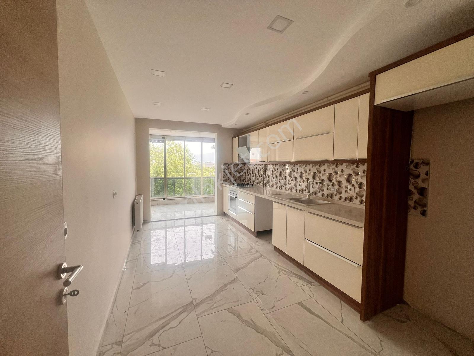 Burhaniye Merkezinde 3+1 140m2 Ebeveyn Banyolu Kiralık Daire - Görsel 16
