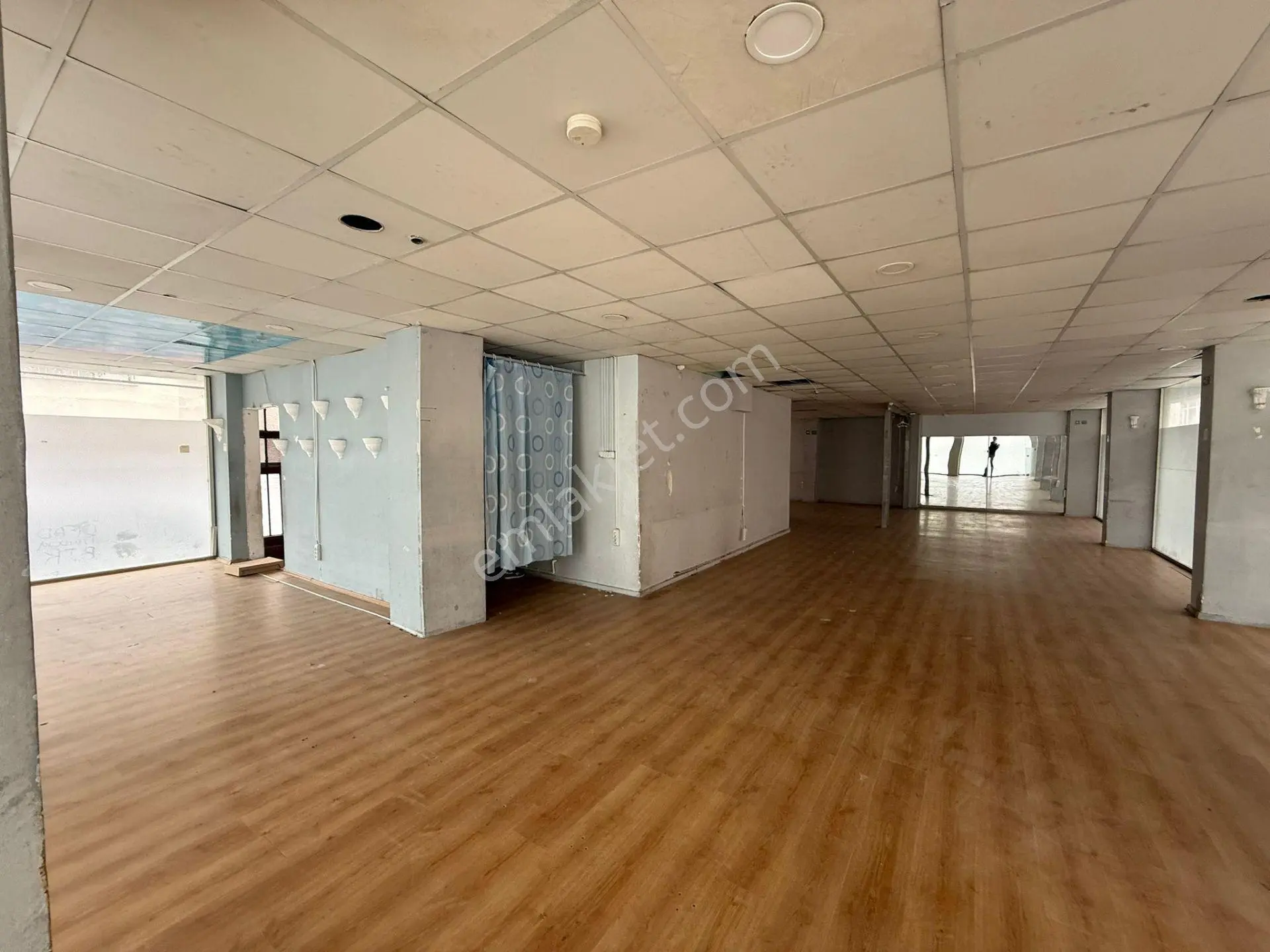 Bağcılar Merkez Mah Kiralık Dükkan 170 M2 3 Cephesi Açık Tramvay Durağı Yakını - Görsel 4