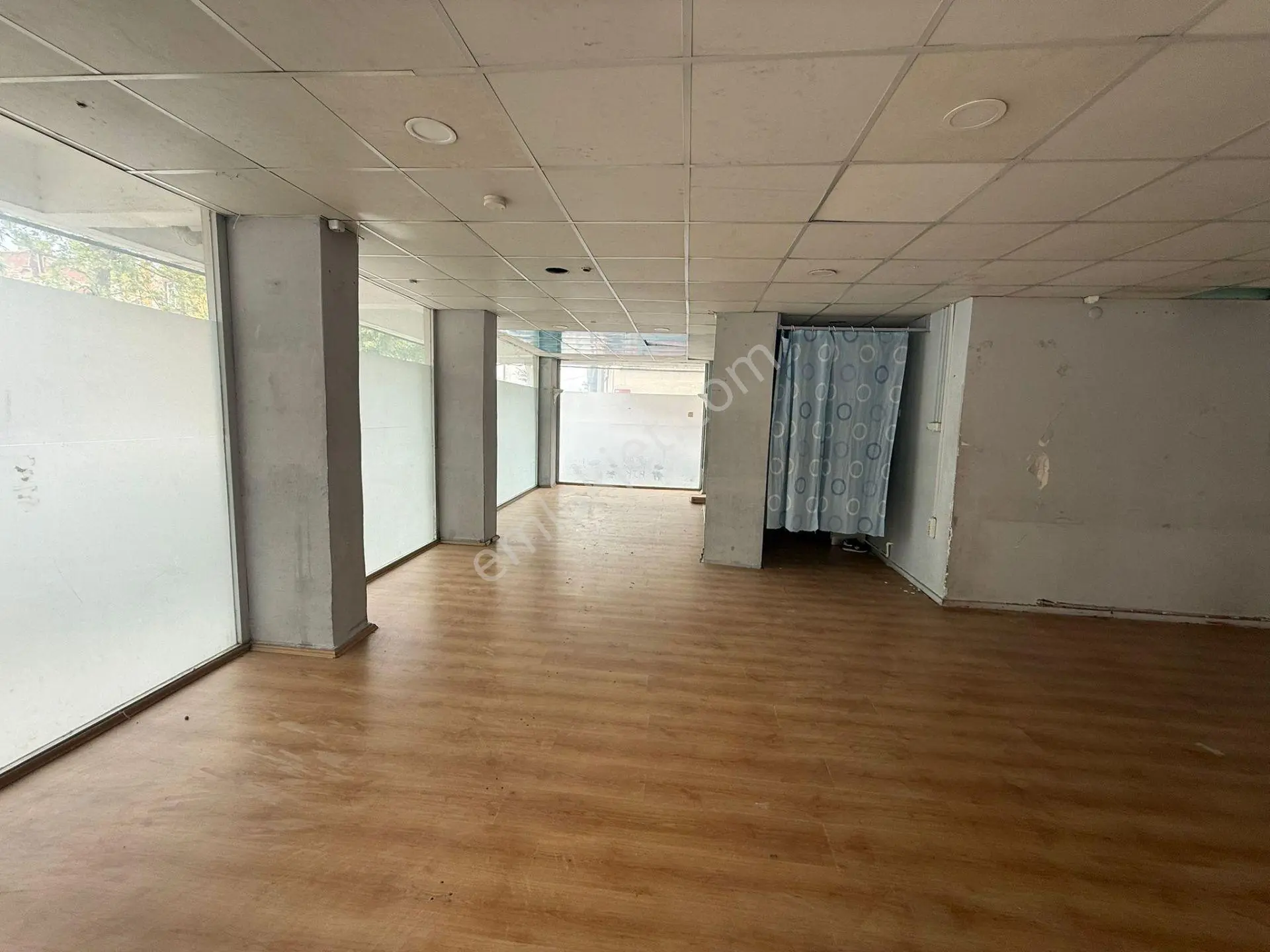 Bağcılar Merkez Mah Kiralık Dükkan 170 M2 3 Cephesi Açık Tramvay Durağı Yakını - Görsel 3