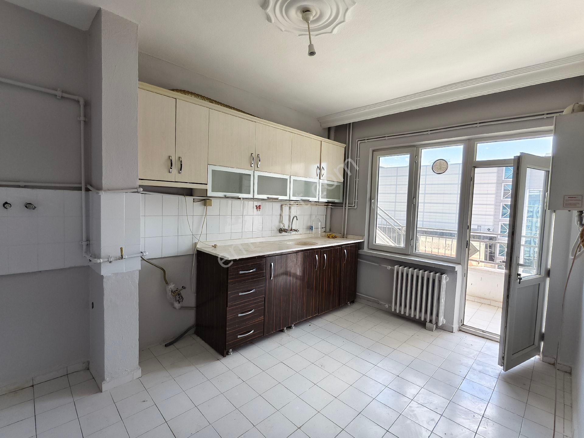 Pera'dan Cumhuriyet Blv Üzerinde Adliye Yakını Kiralık 3+1 Daire - Görsel 14