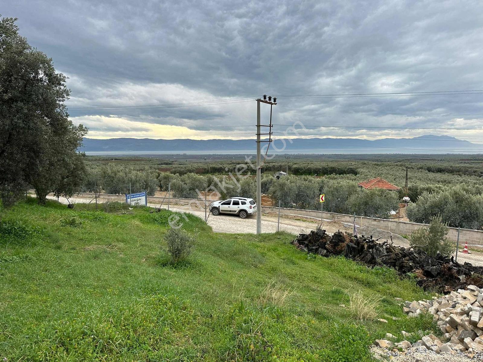 Ömerli Mahallesinde Panoramik Göl Manzaralı İmarlı Arsa - Görsel 12