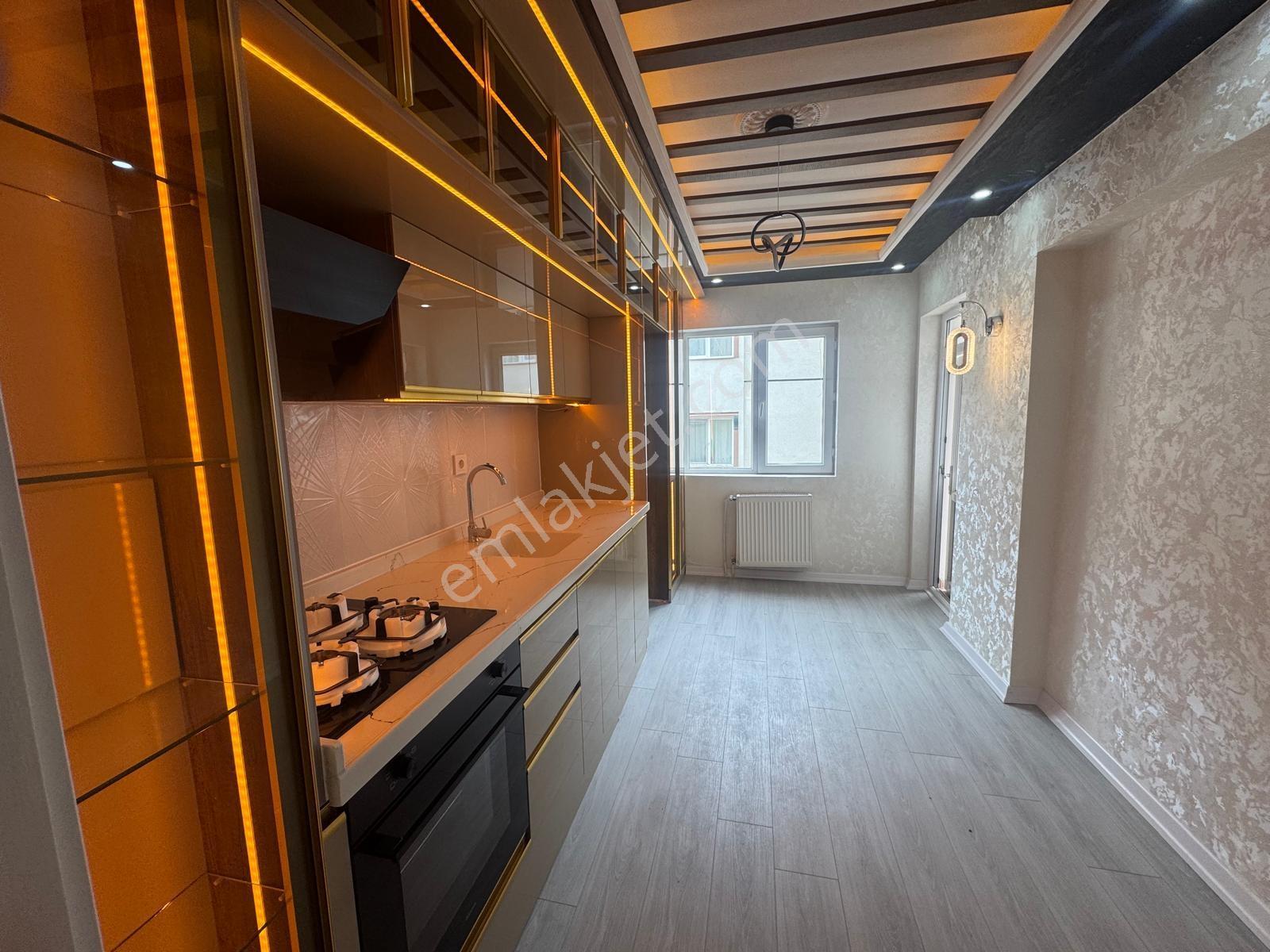 Malazgirt Mah'de 3+1 120m2 Asansörlü Full Yapılı Cadde Üzeri
