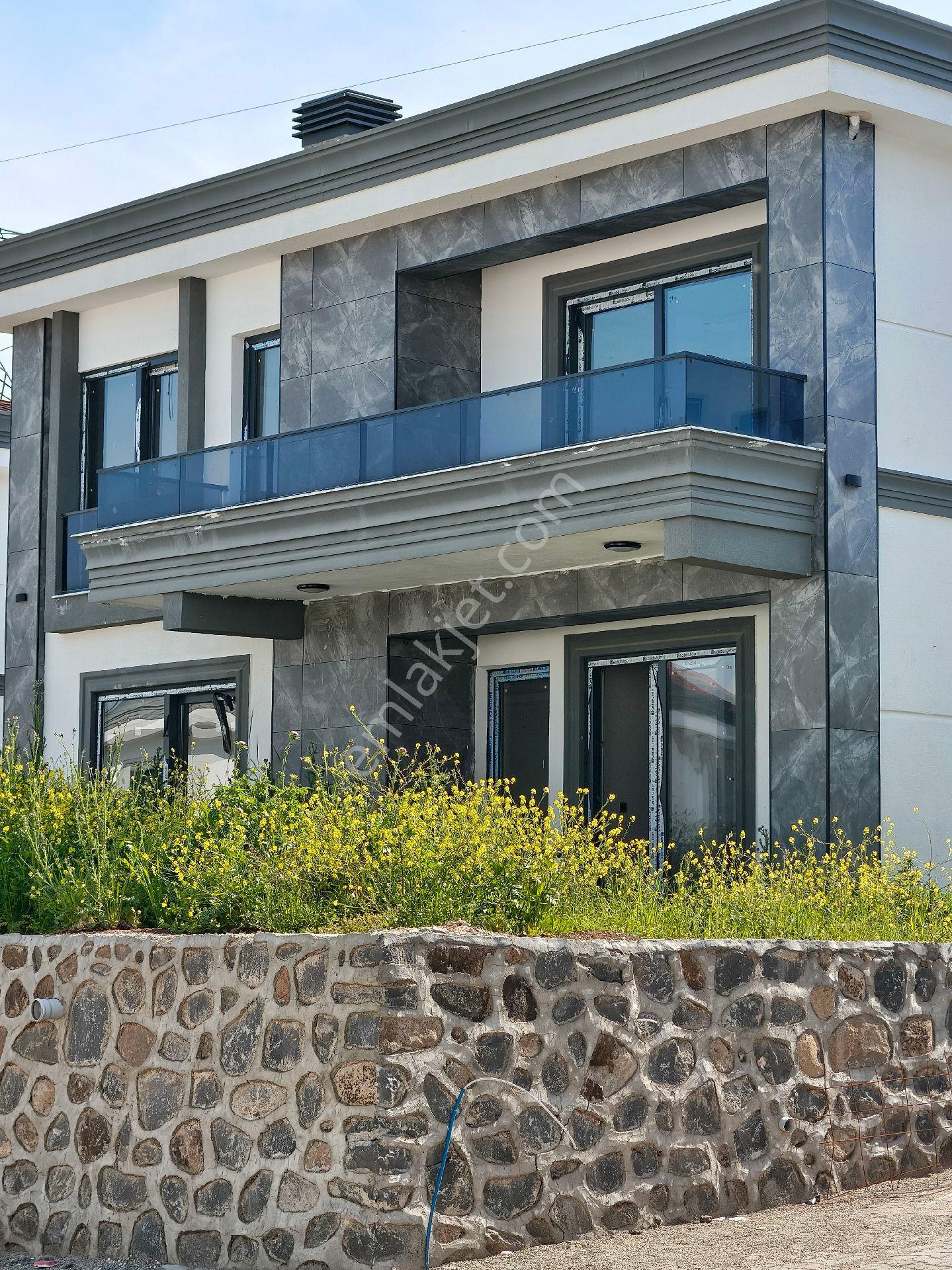 Doktorlar Sitesinde Satılık Büyük Tip Lüks Villa