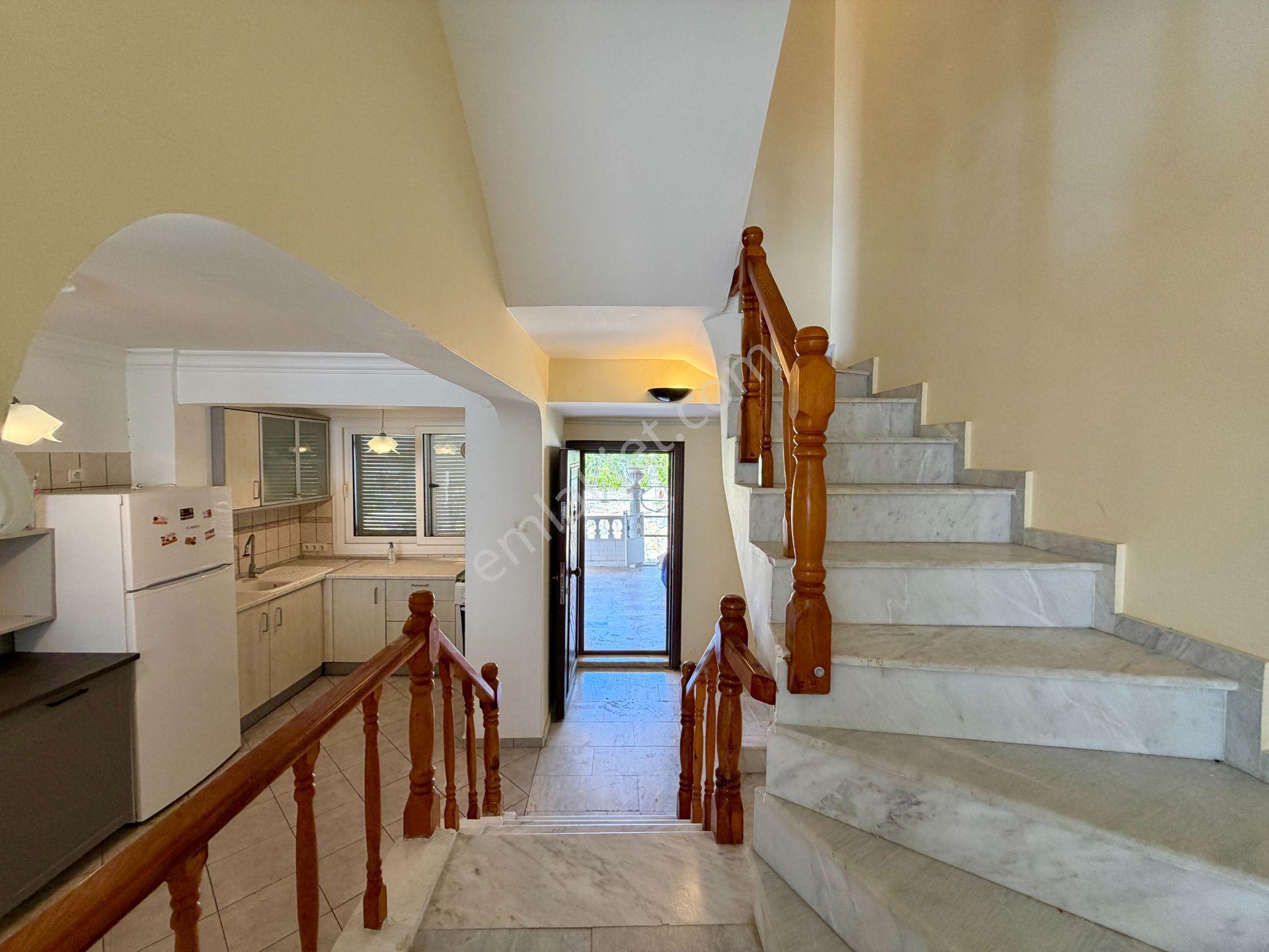 Deniz Manzaralı Yaz /kış Yaşamaya Uygun 4+1 Villa - Görsel 24