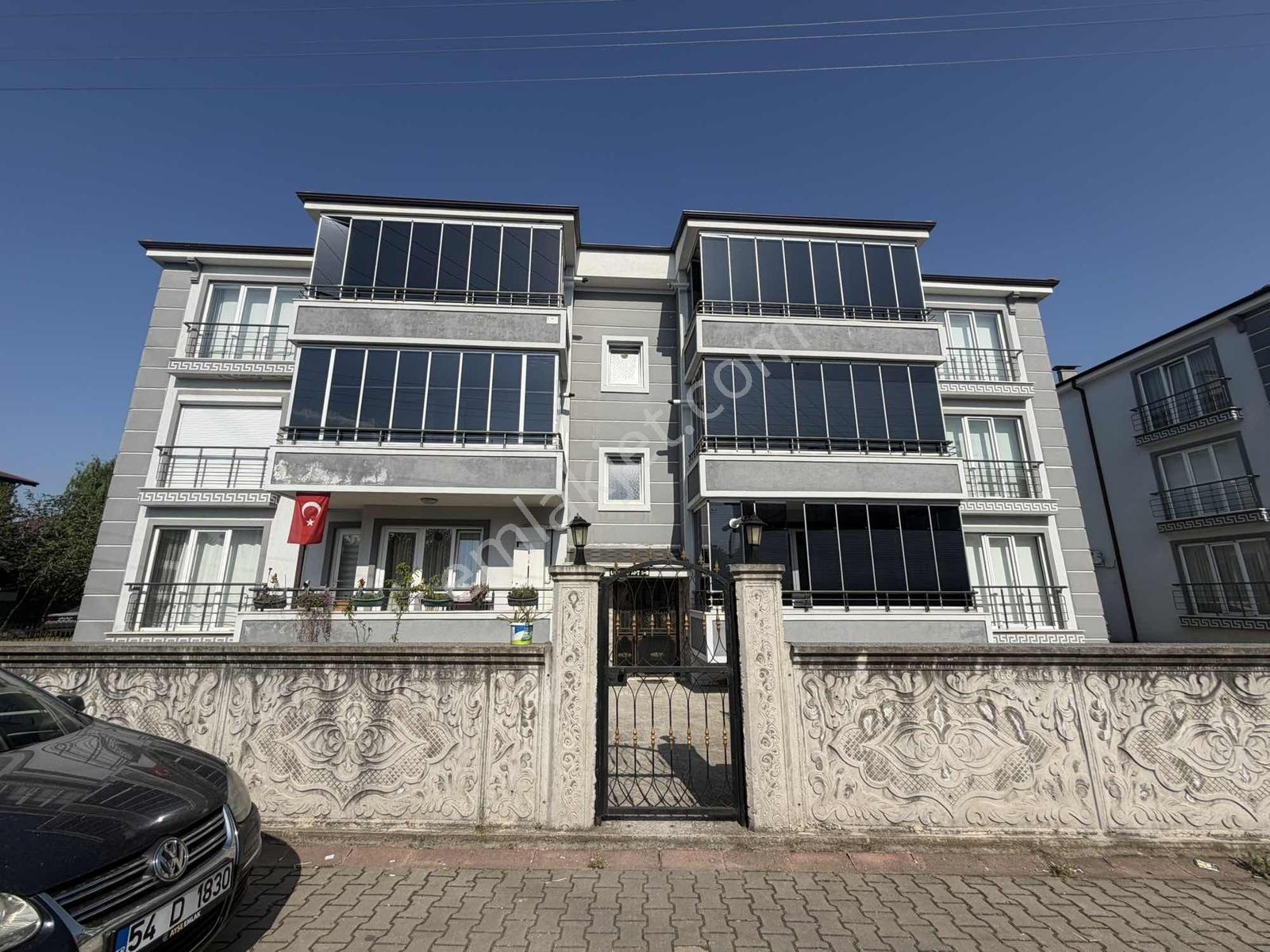 Ayşe Emlak'tan Arifiye Sapanca Yolu Üzeri Ebeveynli 3+1 Satılık