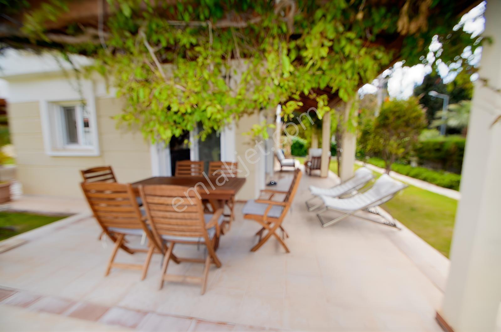 Çeşme Ardıç'ta Sezonluk Kiralık Havuzlu Sitede 3+1 Villa - Görsel 12