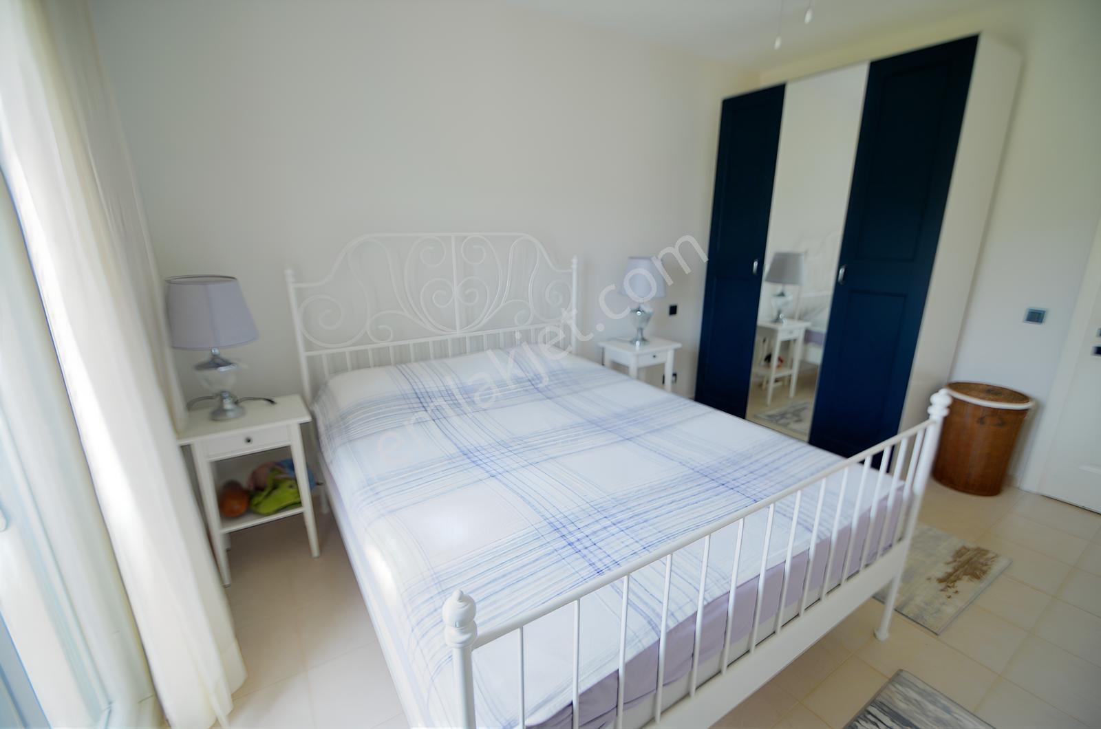 Çeşme Ardıç'ta Sezonluk Kiralık Havuzlu Sitede 3+1 Villa - Görsel 22