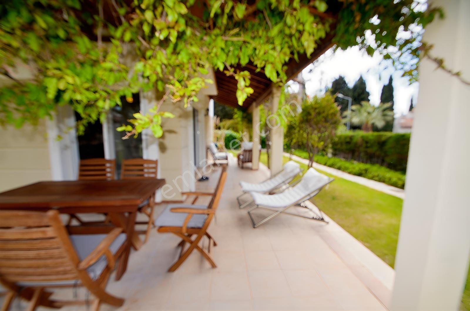 Çeşme Ardıç'ta Sezonluk Kiralık Havuzlu Sitede 3+1 Villa - Görsel 10