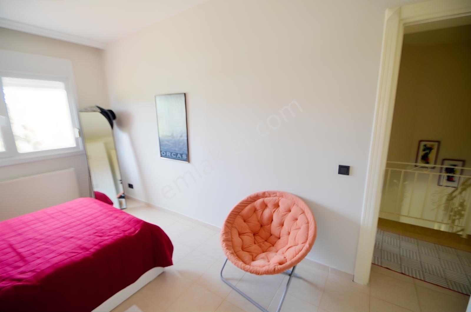 Çeşme Ardıç'ta Sezonluk Kiralık Havuzlu Sitede 3+1 Villa - Görsel 30