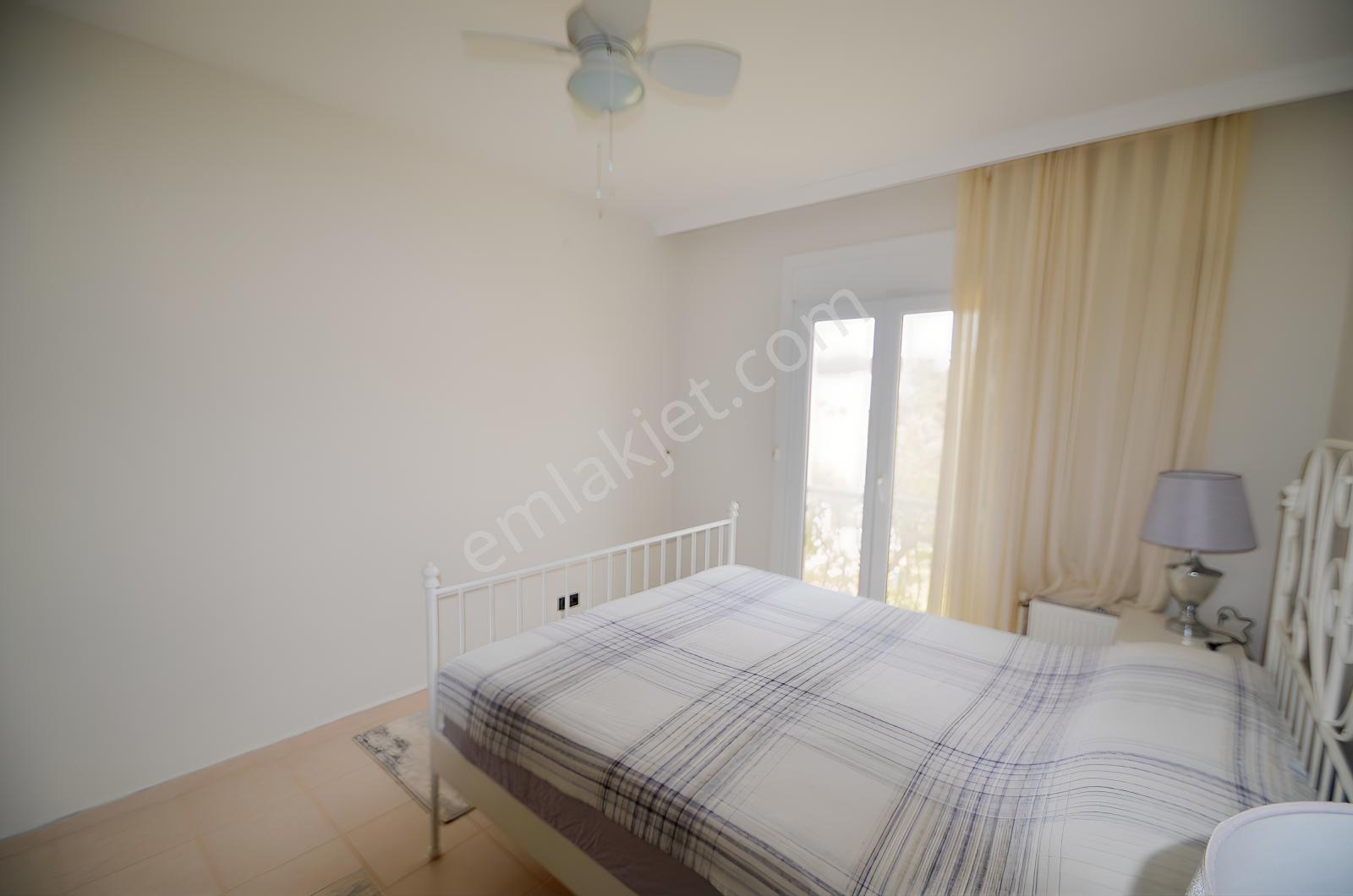 Çeşme Ardıç'ta Sezonluk Kiralık Havuzlu Sitede 3+1 Villa - Görsel 25