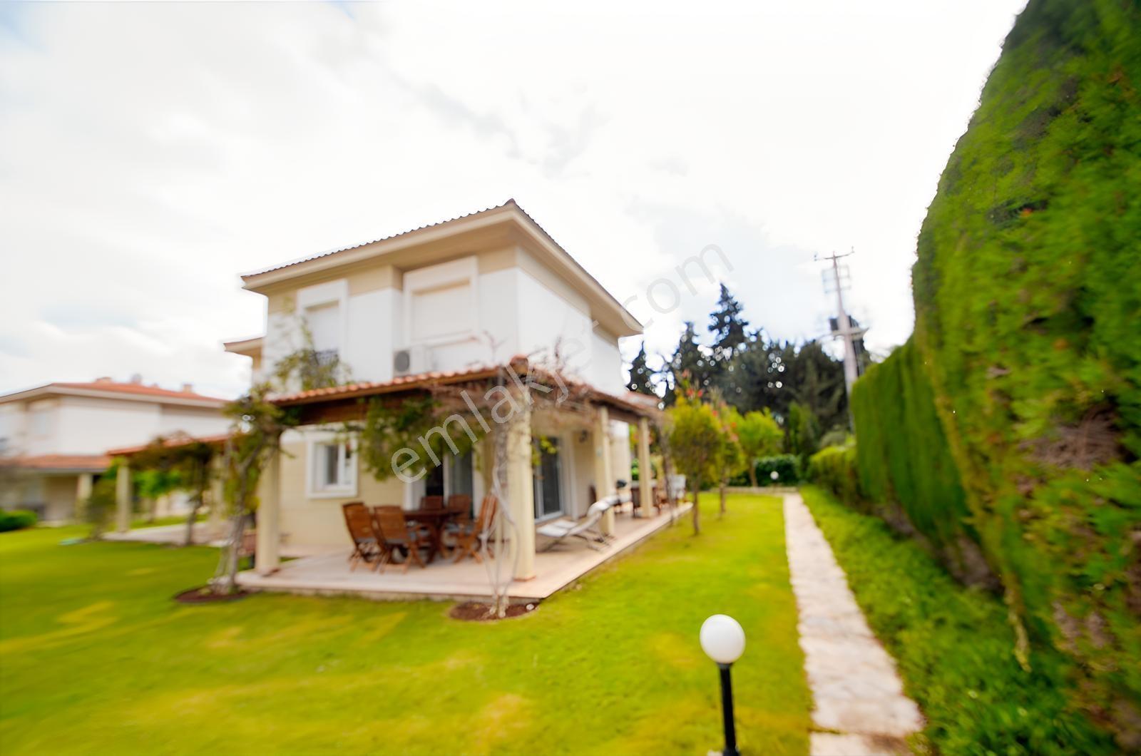 Çeşme Ardıç'ta Sezonluk Kiralık Havuzlu Sitede 3+1 Villa - Görsel 14