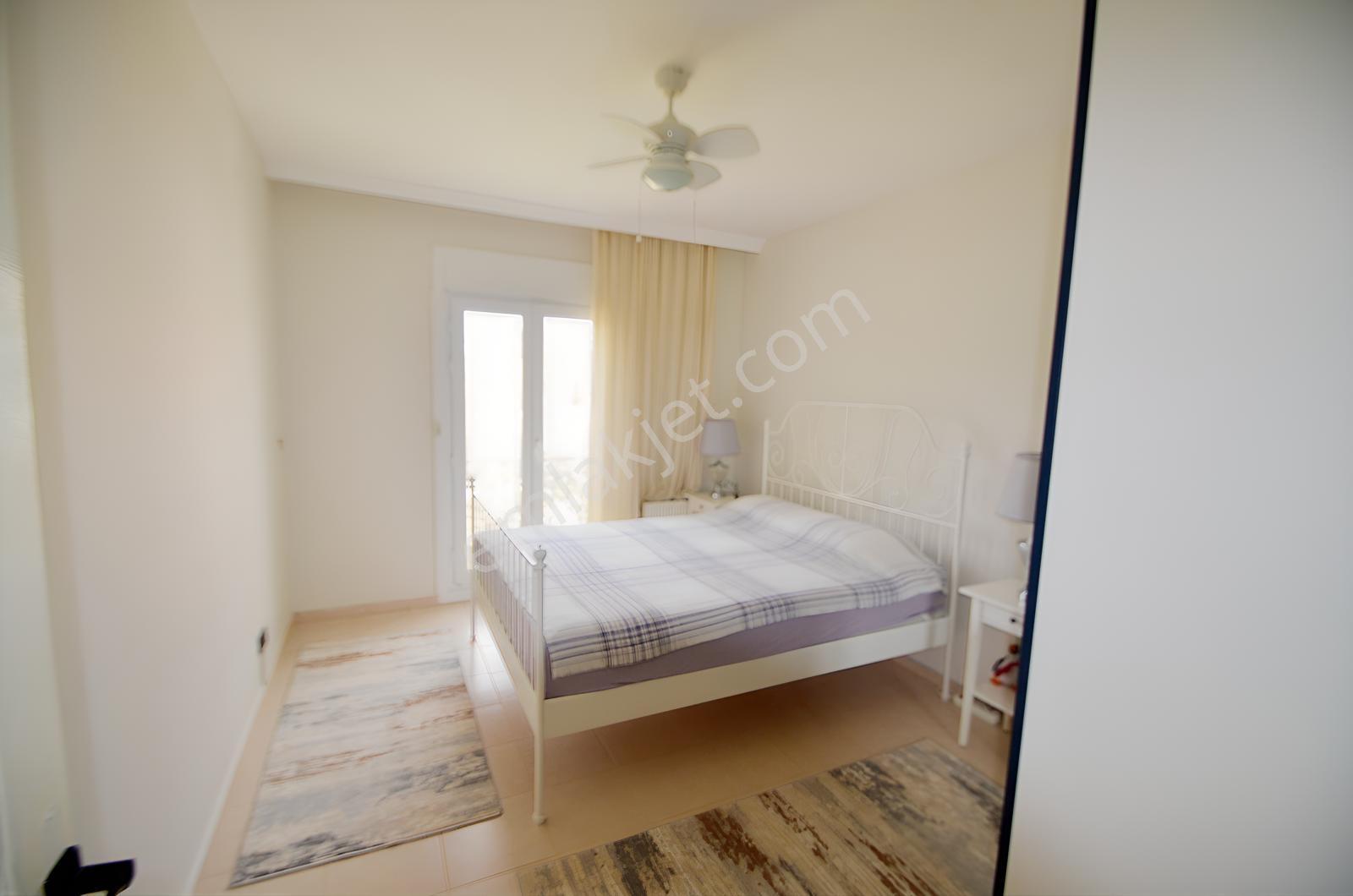 Çeşme Ardıç'ta Sezonluk Kiralık Havuzlu Sitede 3+1 Villa - Görsel 19
