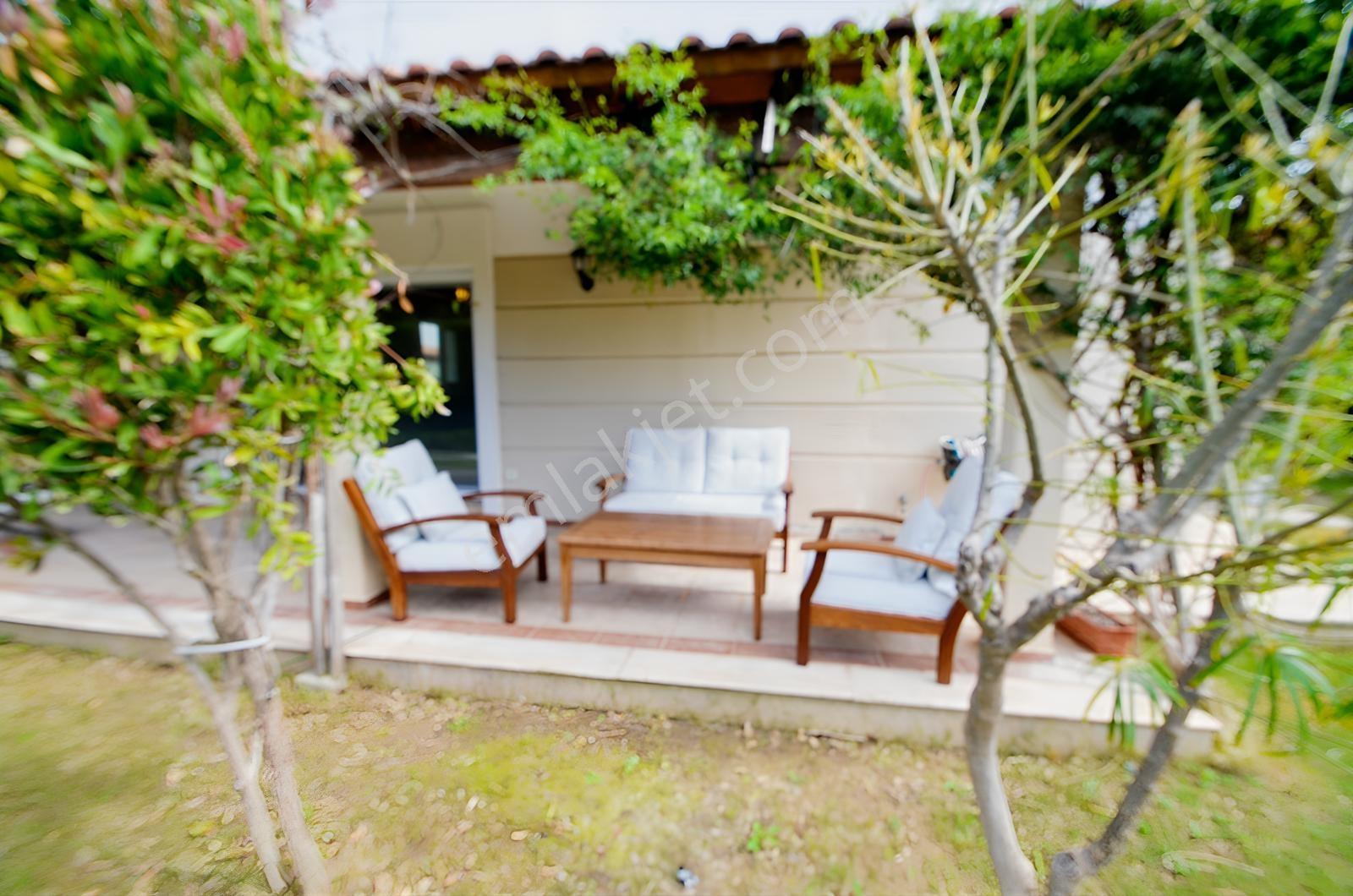 Çeşme Ardıç'ta Sezonluk Kiralık Havuzlu Sitede 3+1 Villa - Görsel 8