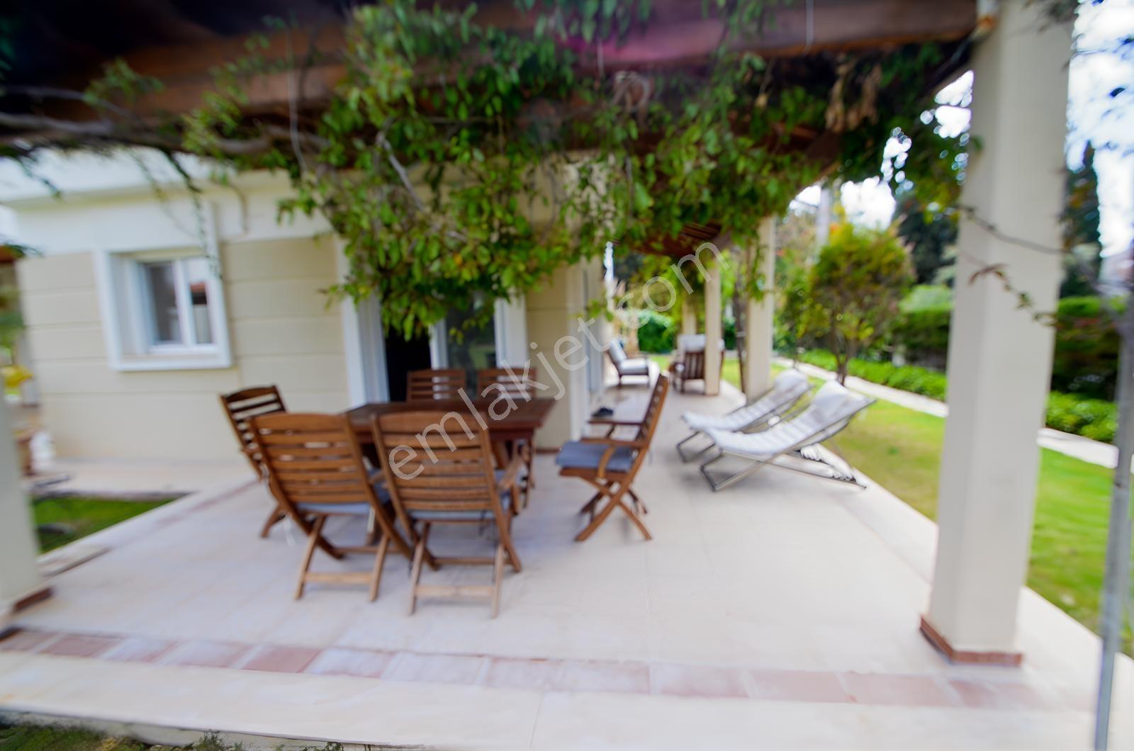 Çeşme Ardıç'ta Sezonluk Kiralık Havuzlu Sitede 3+1 Villa - Görsel 13