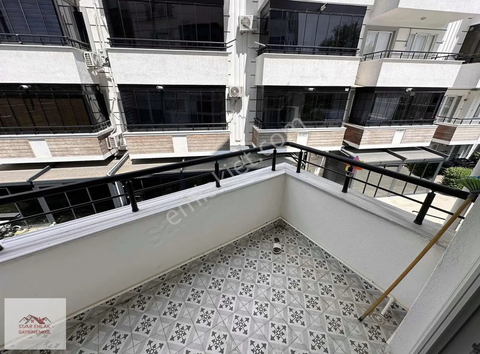 Havuzlu Site İçerisinde Çocuk Oyun Parklı 1+1 Satılık Daire - Görsel 3