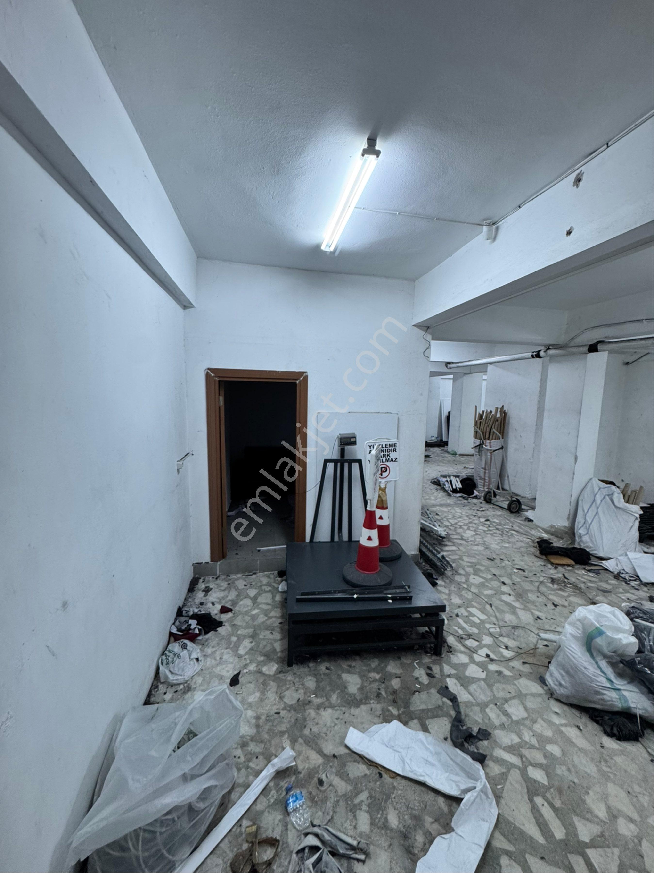 Depo- Marmara Forum Bakırköy Adleysi Cepheli Eşsiz Kiralık Depo - Görsel 9