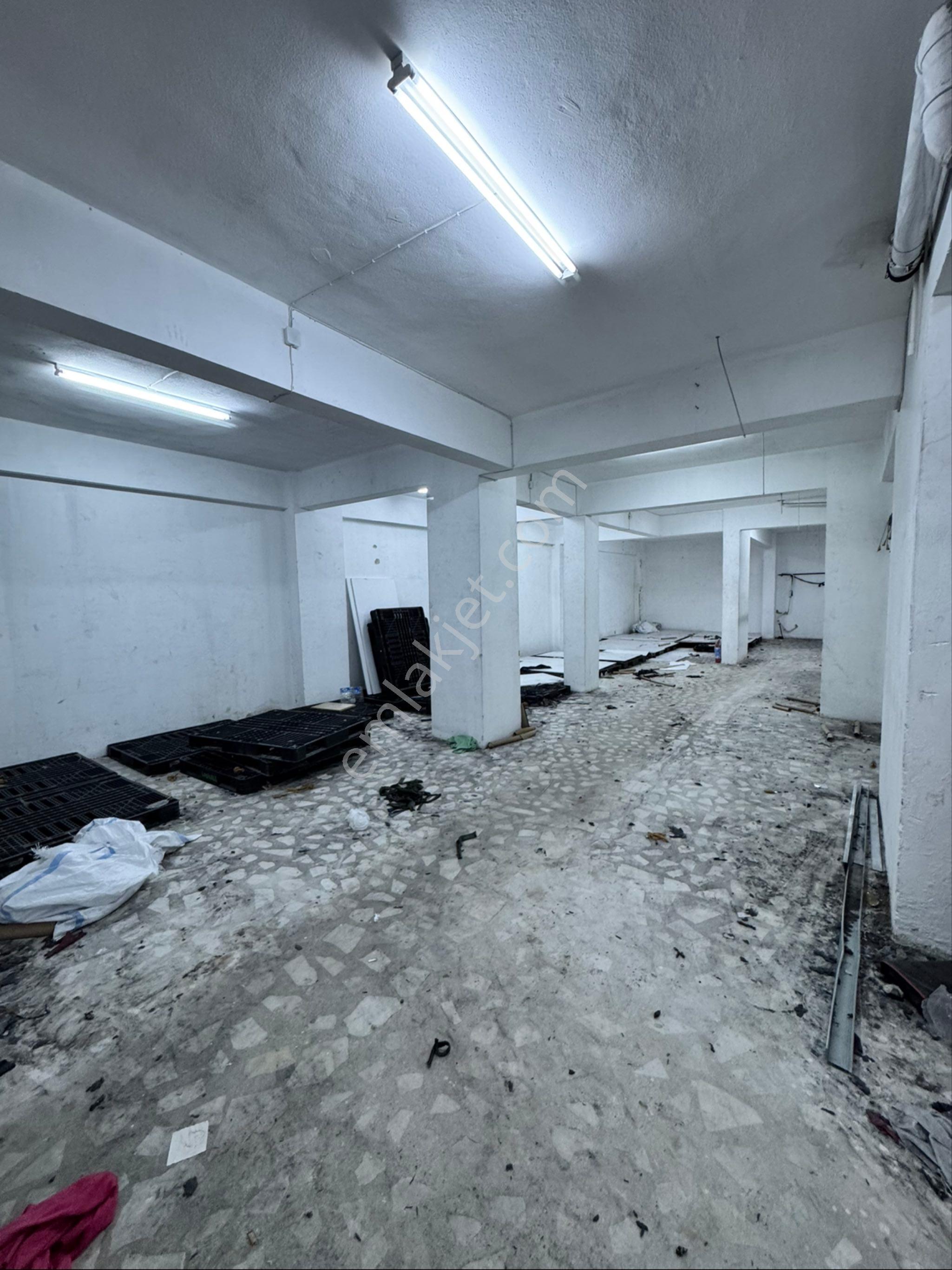 Depo- Marmara Forum Bakırköy Adleysi Cepheli Eşsiz Kiralık Depo - Görsel 6