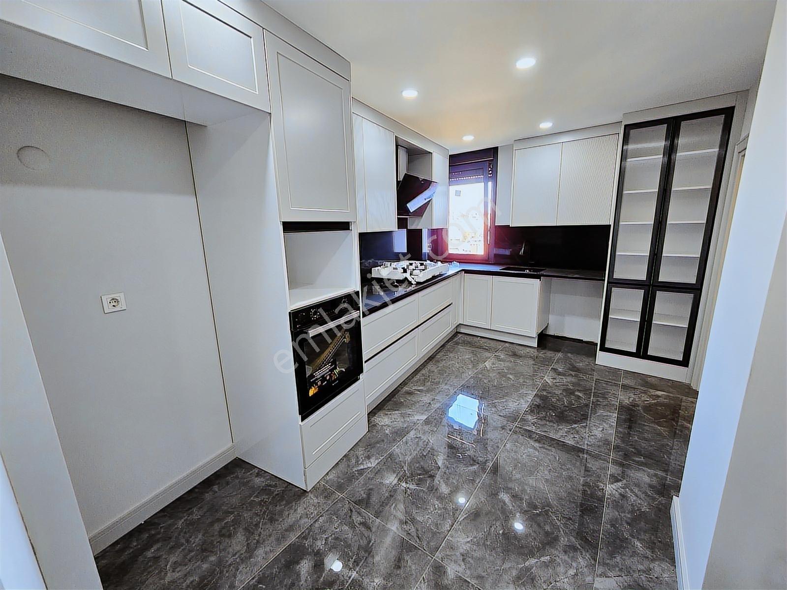 Sıfır Binada Deniz Manzaralı Teraslı Otoparklı 4+2 310 M2 Dublex - Görsel 26