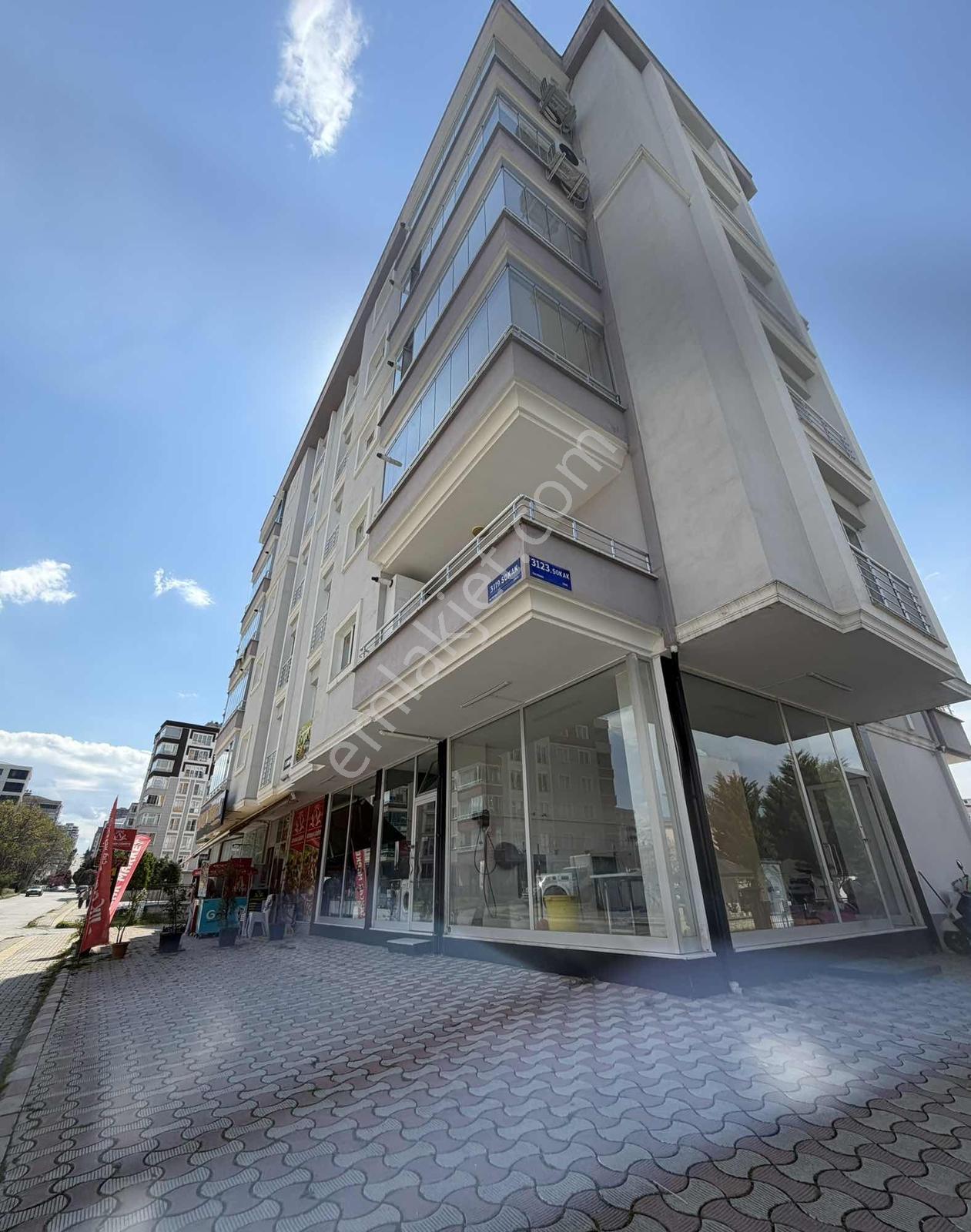 Atakent Te Satılık Anayola 100 Metre Satılık Dükkan