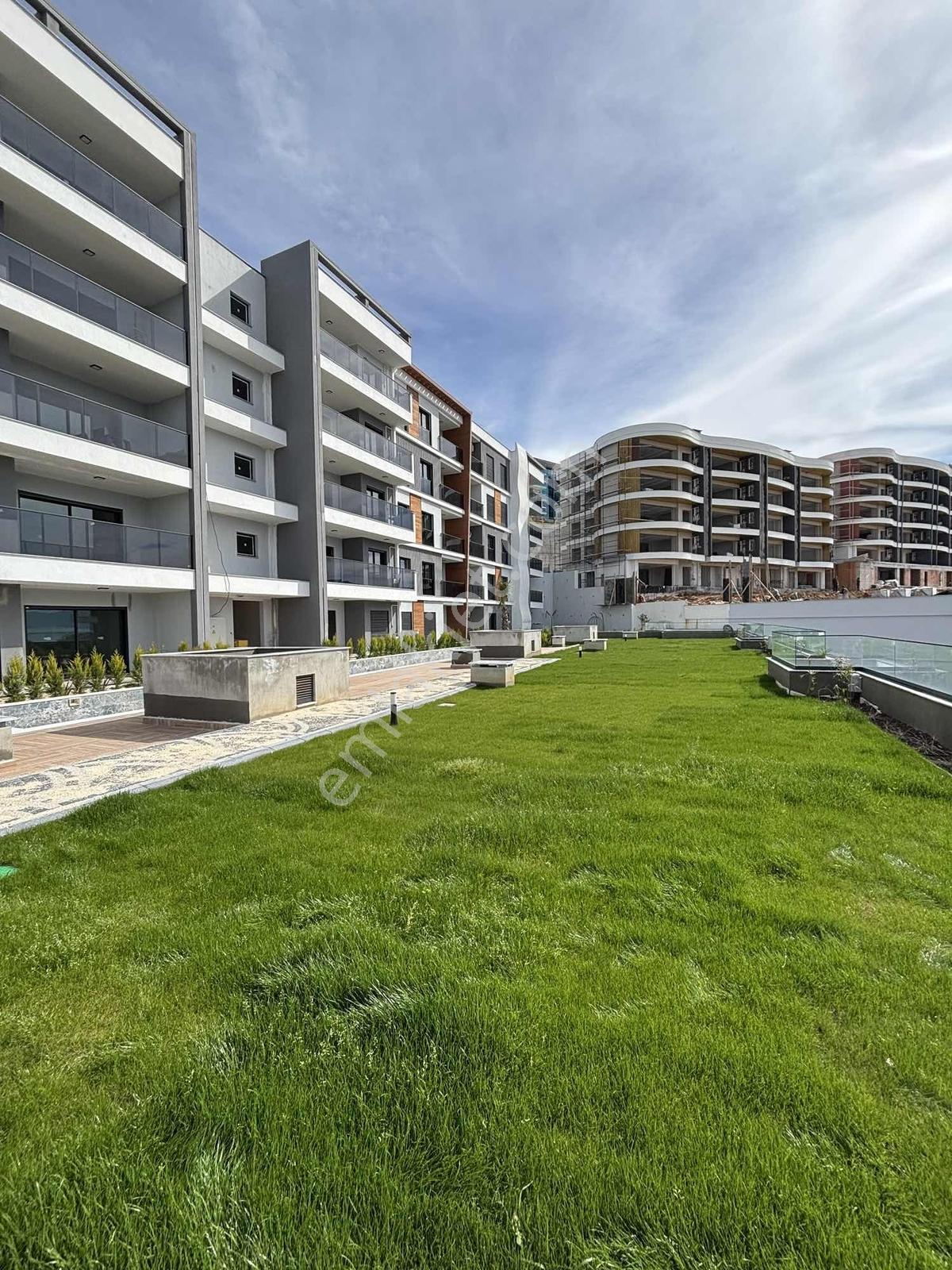 Kuşadasında Ful Deniz Manzaralı 3+1 Kapalı Mutfaklı Lüks Daire