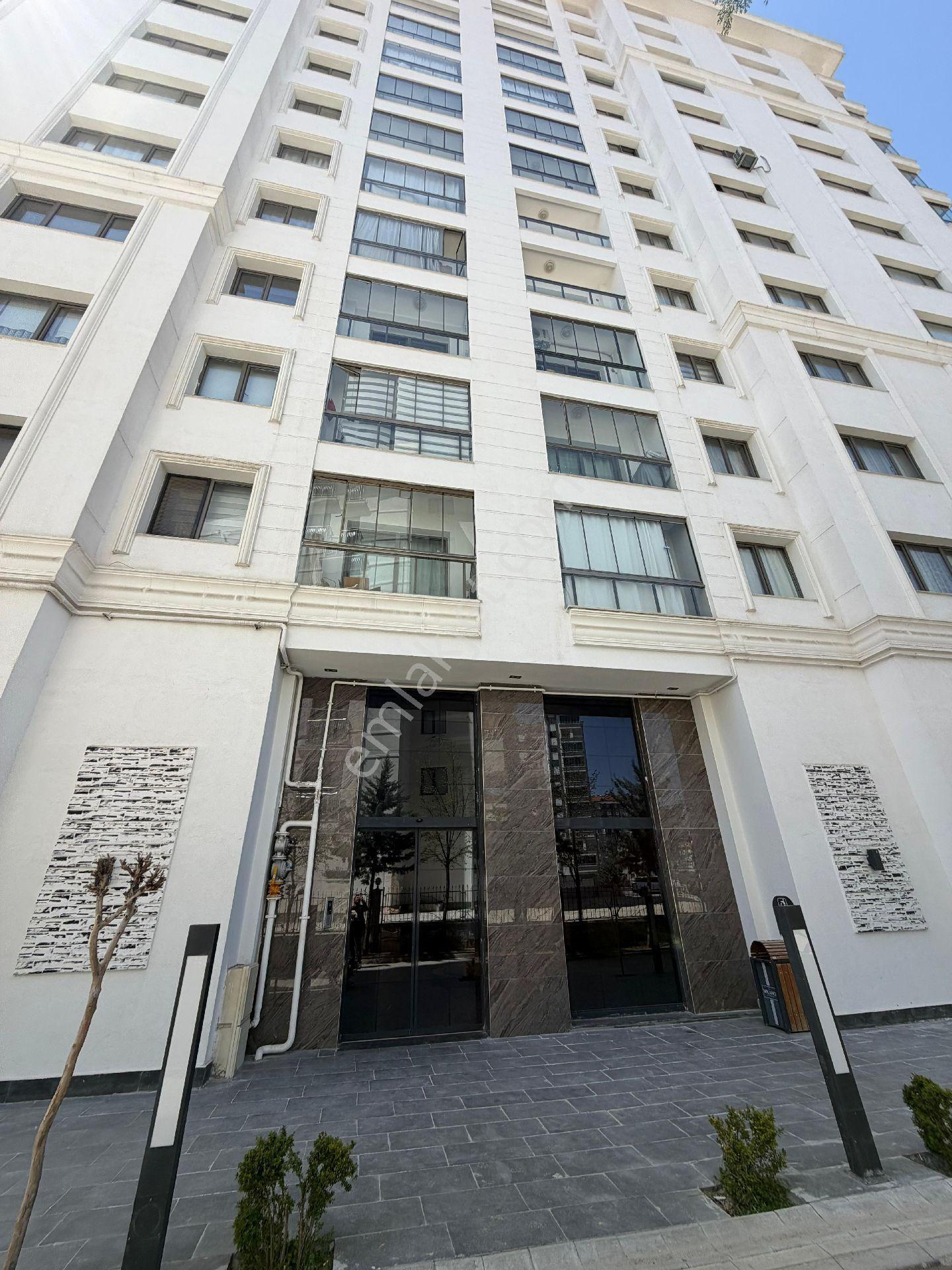 Fahri Kayahan'da. Milano Venüs Apartmanı - Görsel 3