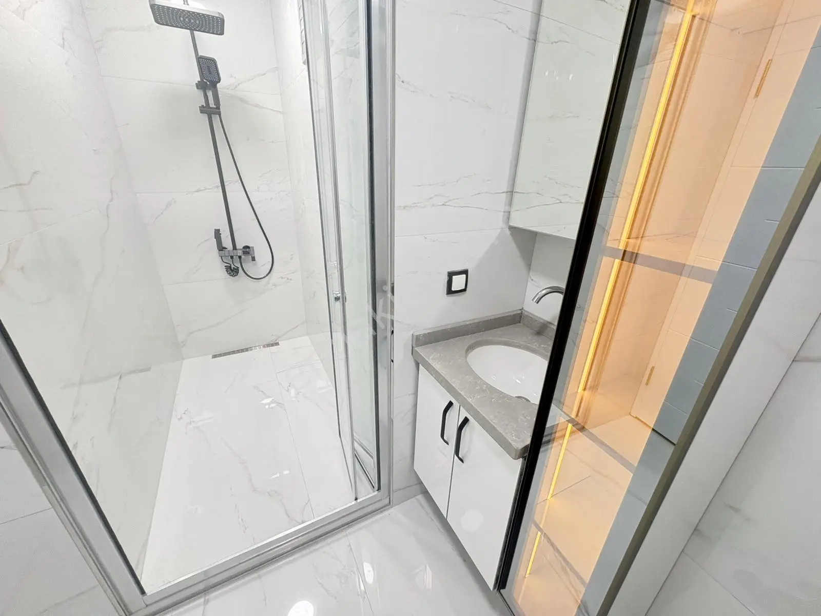 Göral Emlak Name Sok. Ön 3+1+2 Banyo Yeni Full Yapılı 3.kat Boş - Görsel 2