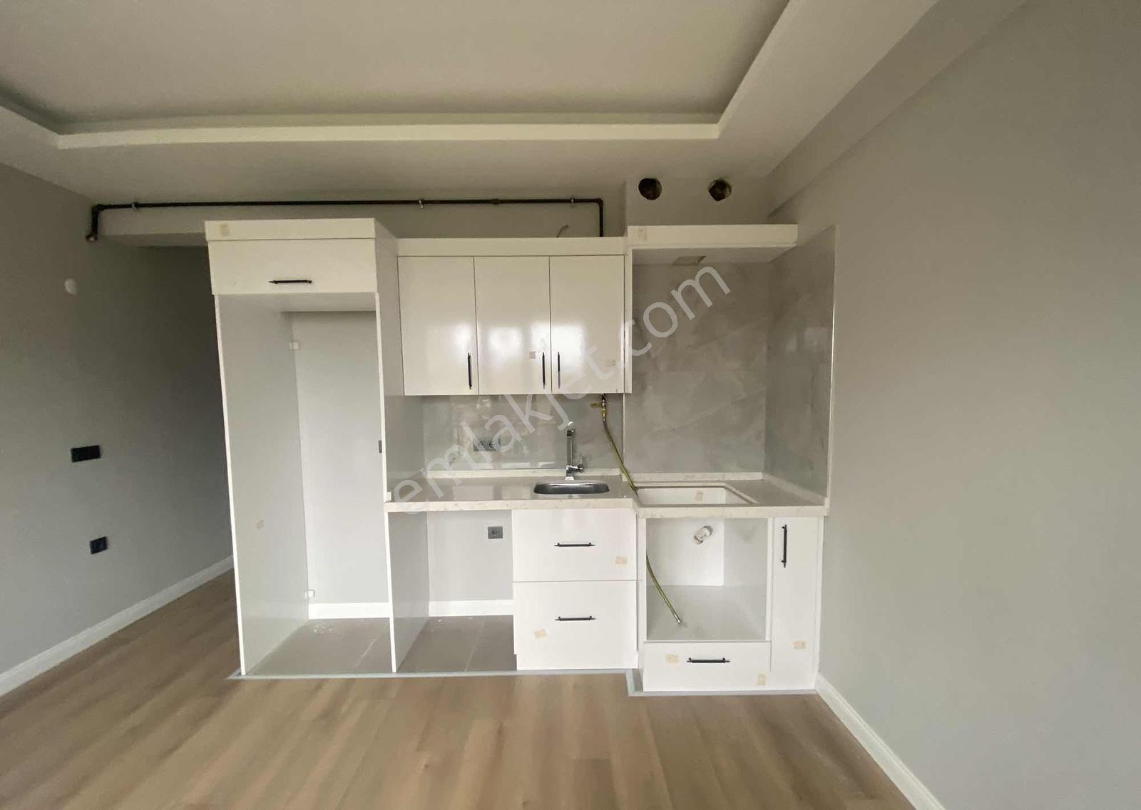 Buyukoyumcada 1 + 1 Fiyatına 2 + 1 Daire Salon Mutfak Bir - Görsel 20