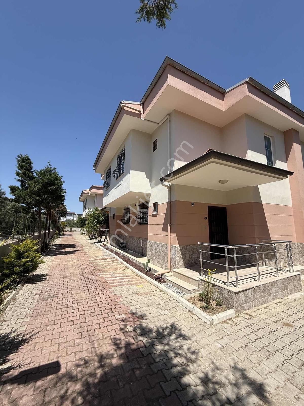 Ürkmez'de 3+1 Kiralık Havuzlu Villa - Görsel 2